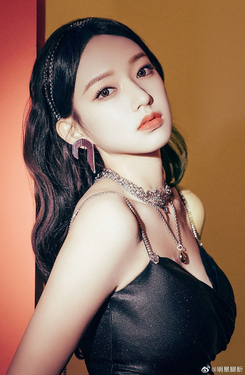 程潇波浪长发低胸短裙,美腿穿高跟长靴动