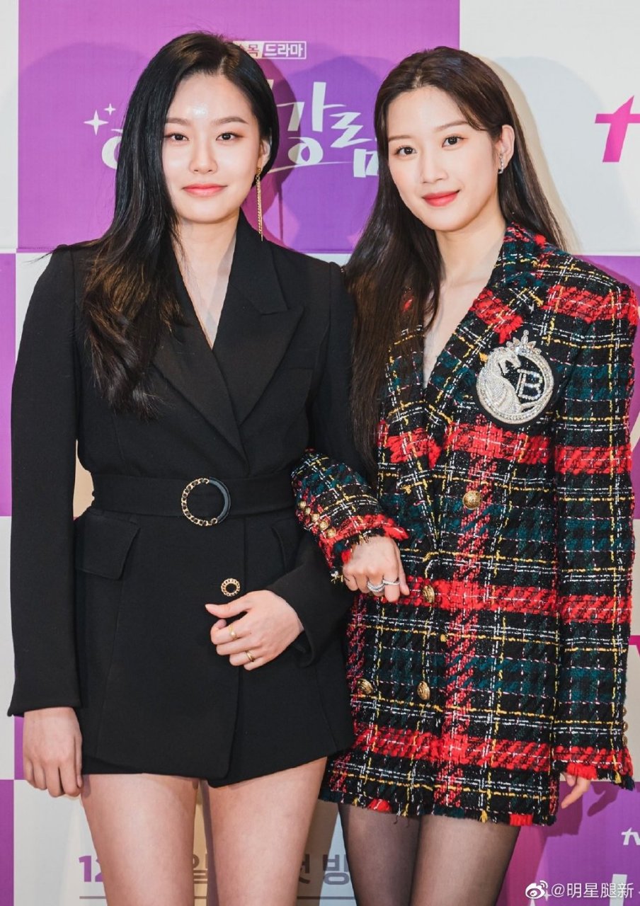 韩国美女文佳煐的黑丝高跟和朴宥娜的美大腿