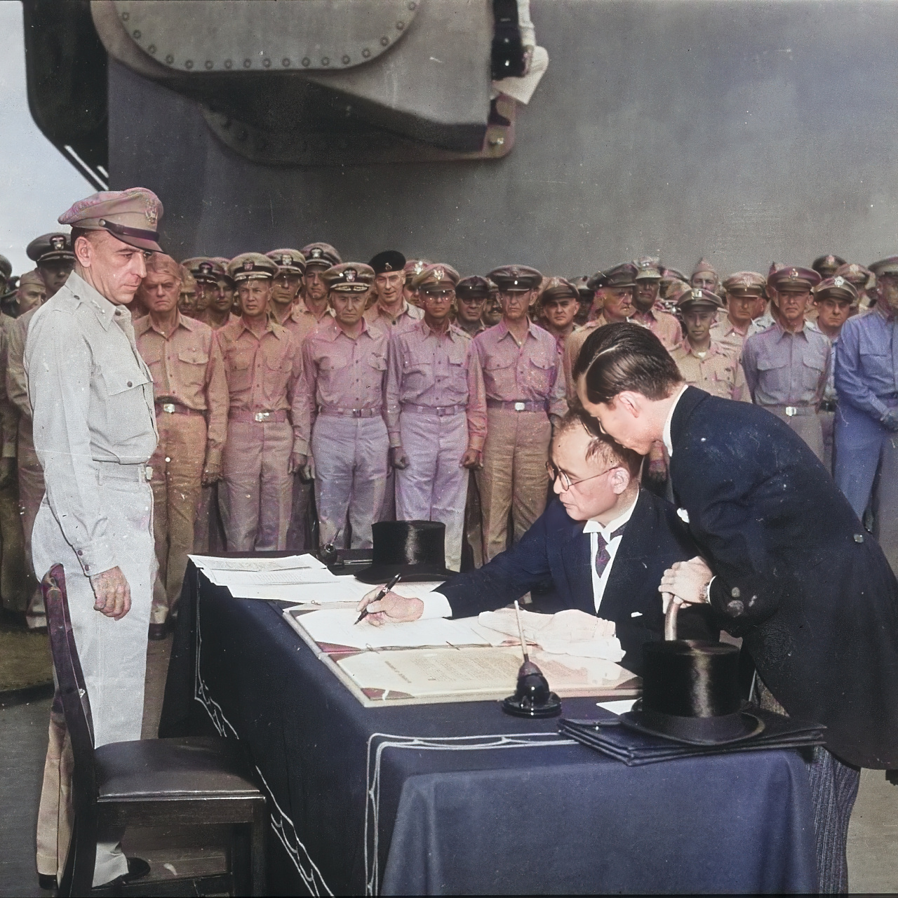 这是日军战败投降的签字现场,1945年9月2日,东京湾,美国"密苏里"号上