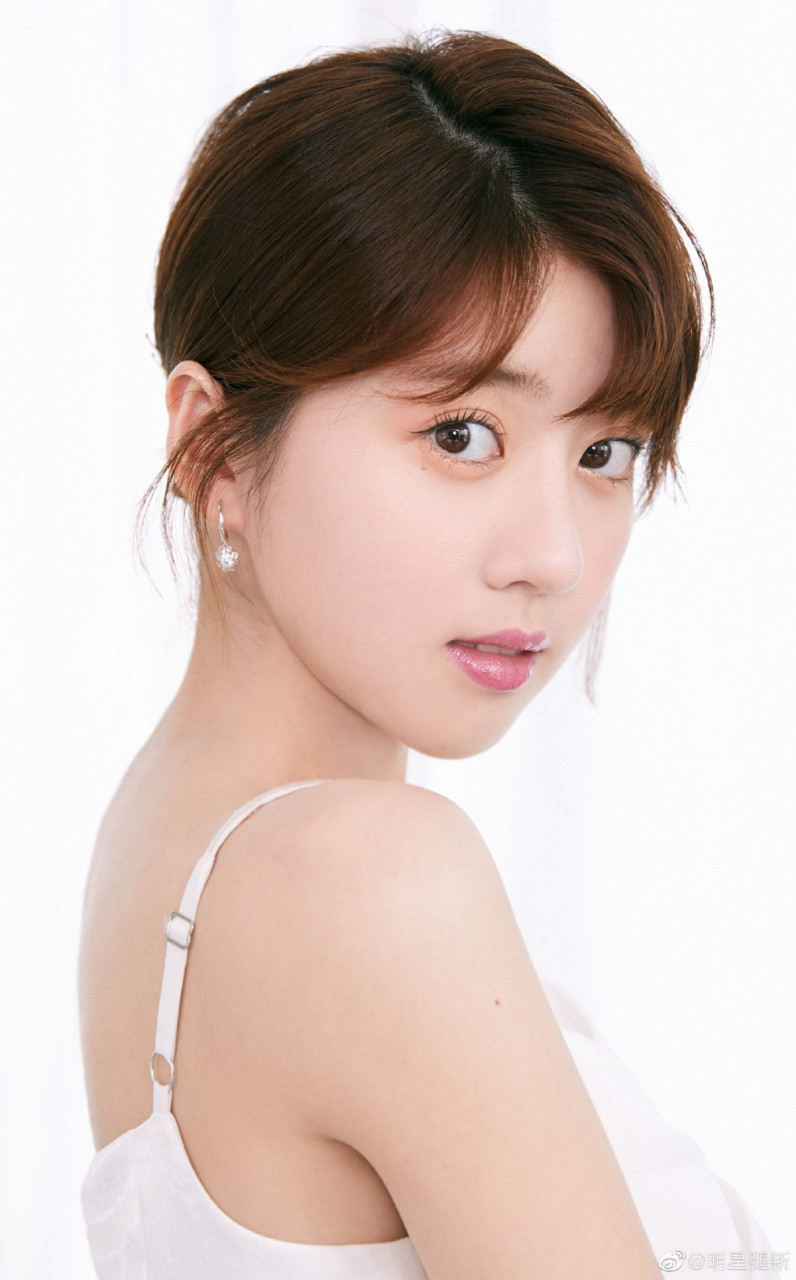 甜心少女李凯馨纤细的玉腿踩高跟美照