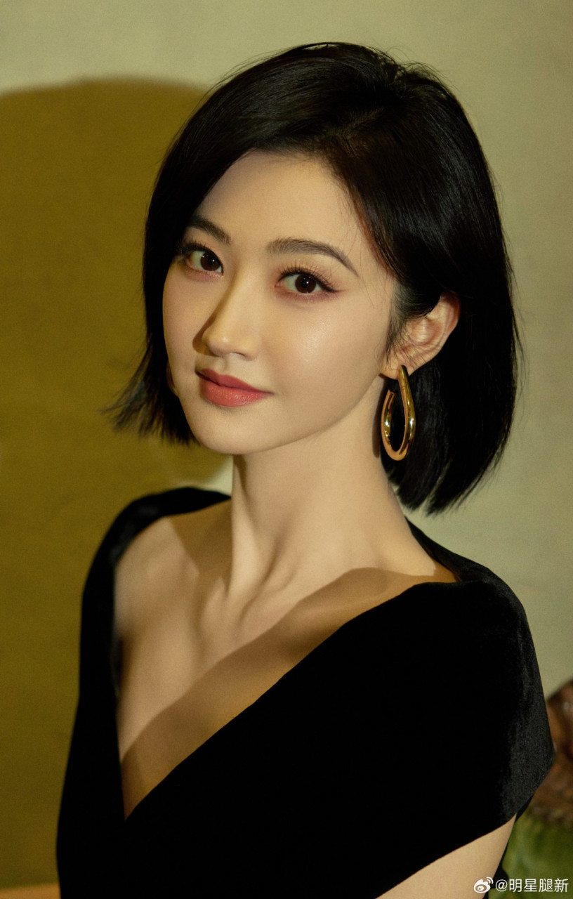 美女明星景甜皮裙下纤长笔直