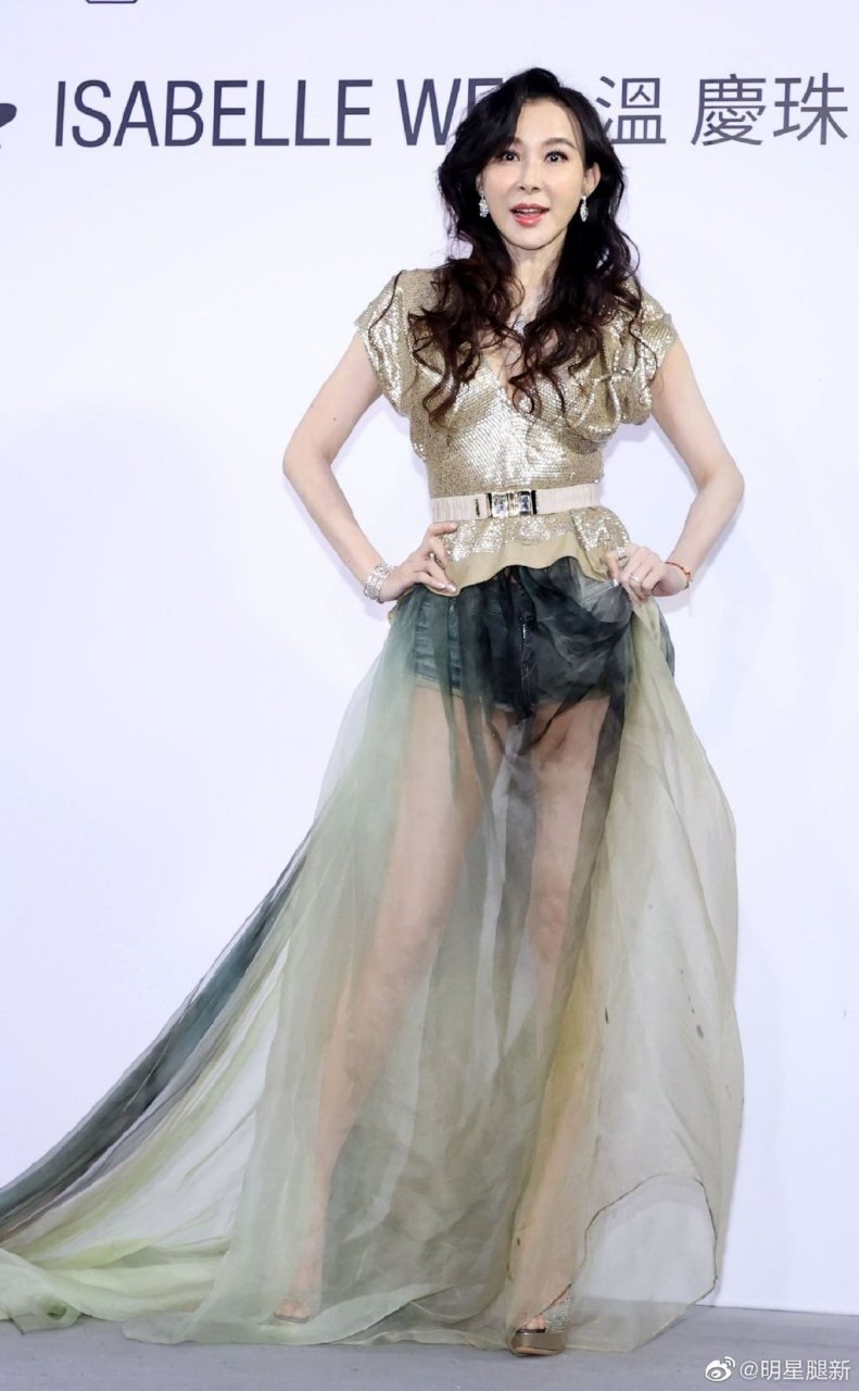 萧蔷内穿牛仔热裤外穿超薄纱裙美腿