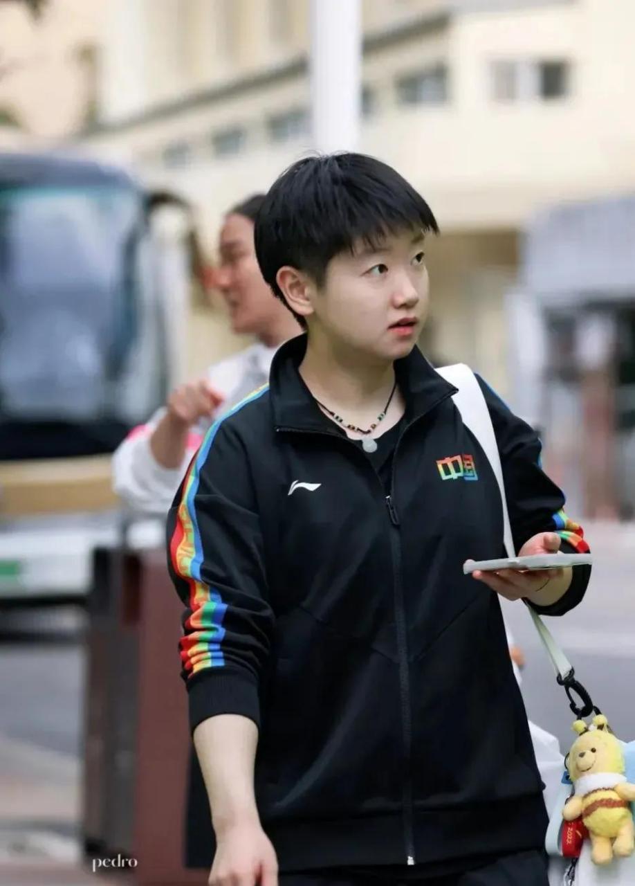 国乒女将孙颖莎,球场上勇猛善战,球场外温柔可爱.