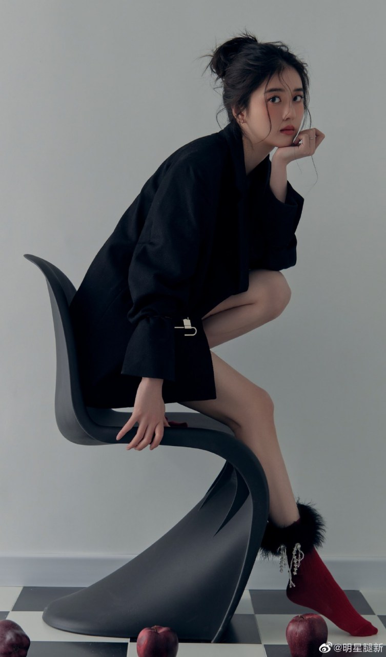 李凯馨黑西装,红棉袜,美玉腿质感