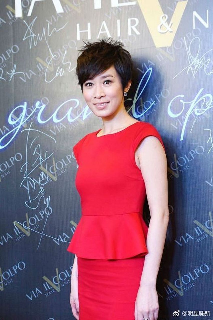 短发气质美女佘诗曼红裙踩高跷