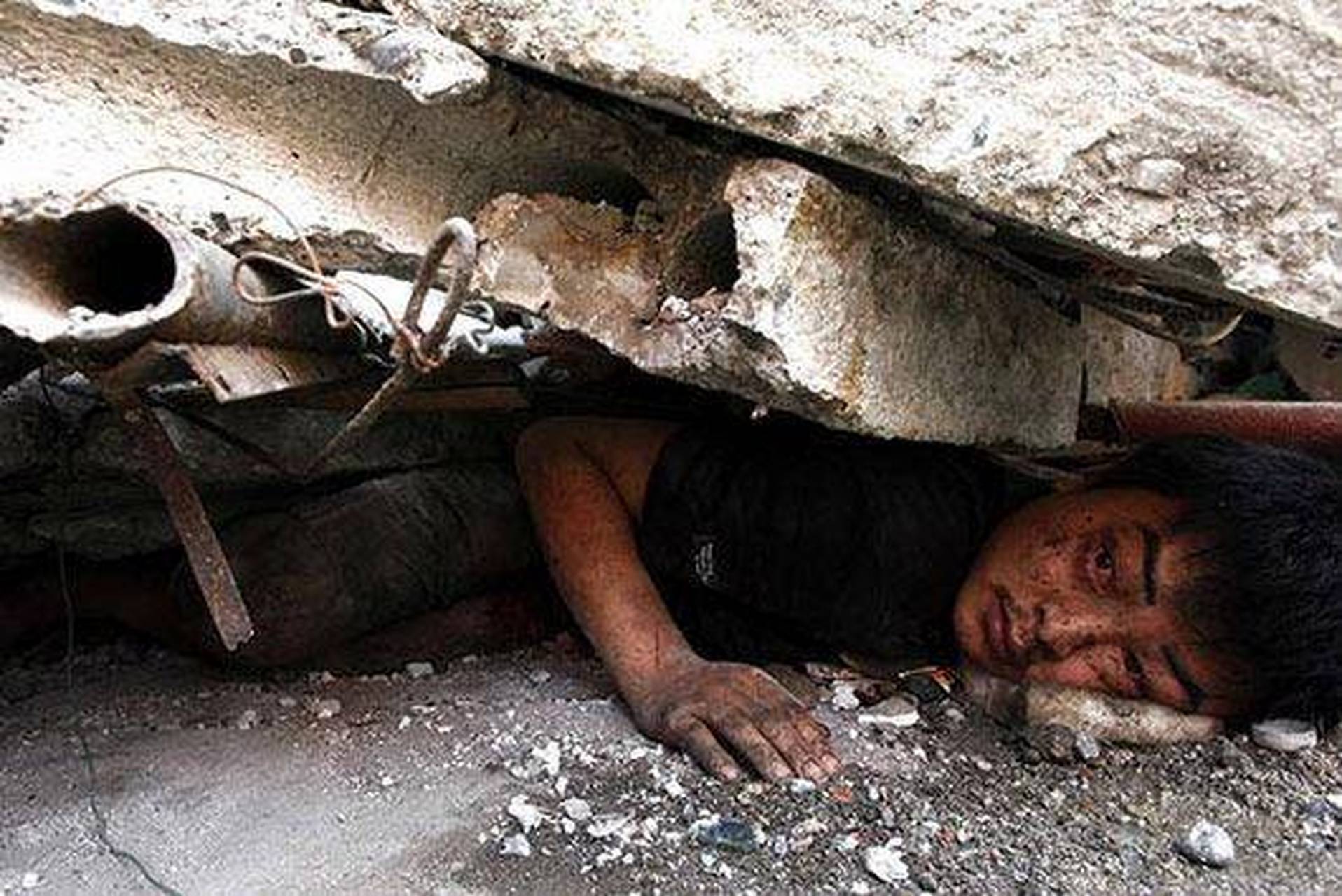 2008年,大地震后,26岁的陈坚被预制板压在了废墟之下,整整73个小时,这