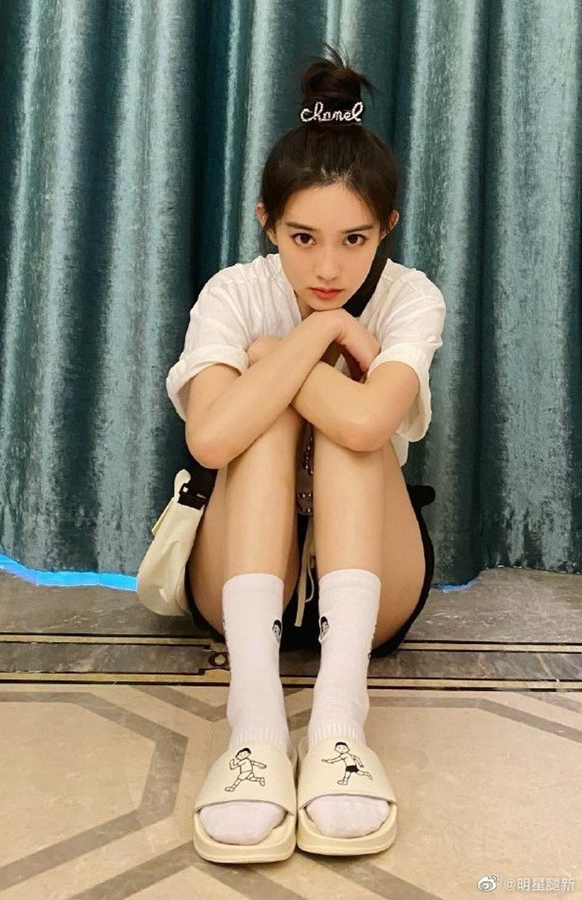 纯情美少女孟子义小脚丫穿棉袜凉拖鞋