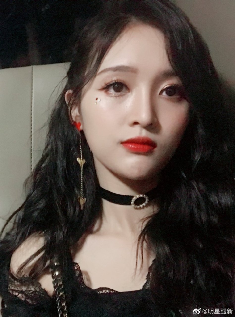 火箭少女吴宣仪红色小皮裙 嘴唇微张露出迷人皓齿