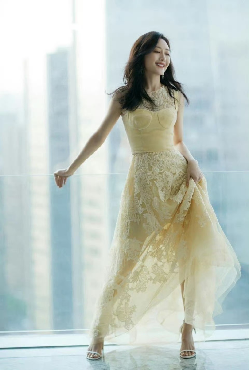 王鸥,黄色蕾丝长裙搭配白色高跟鞋,美丽动人!