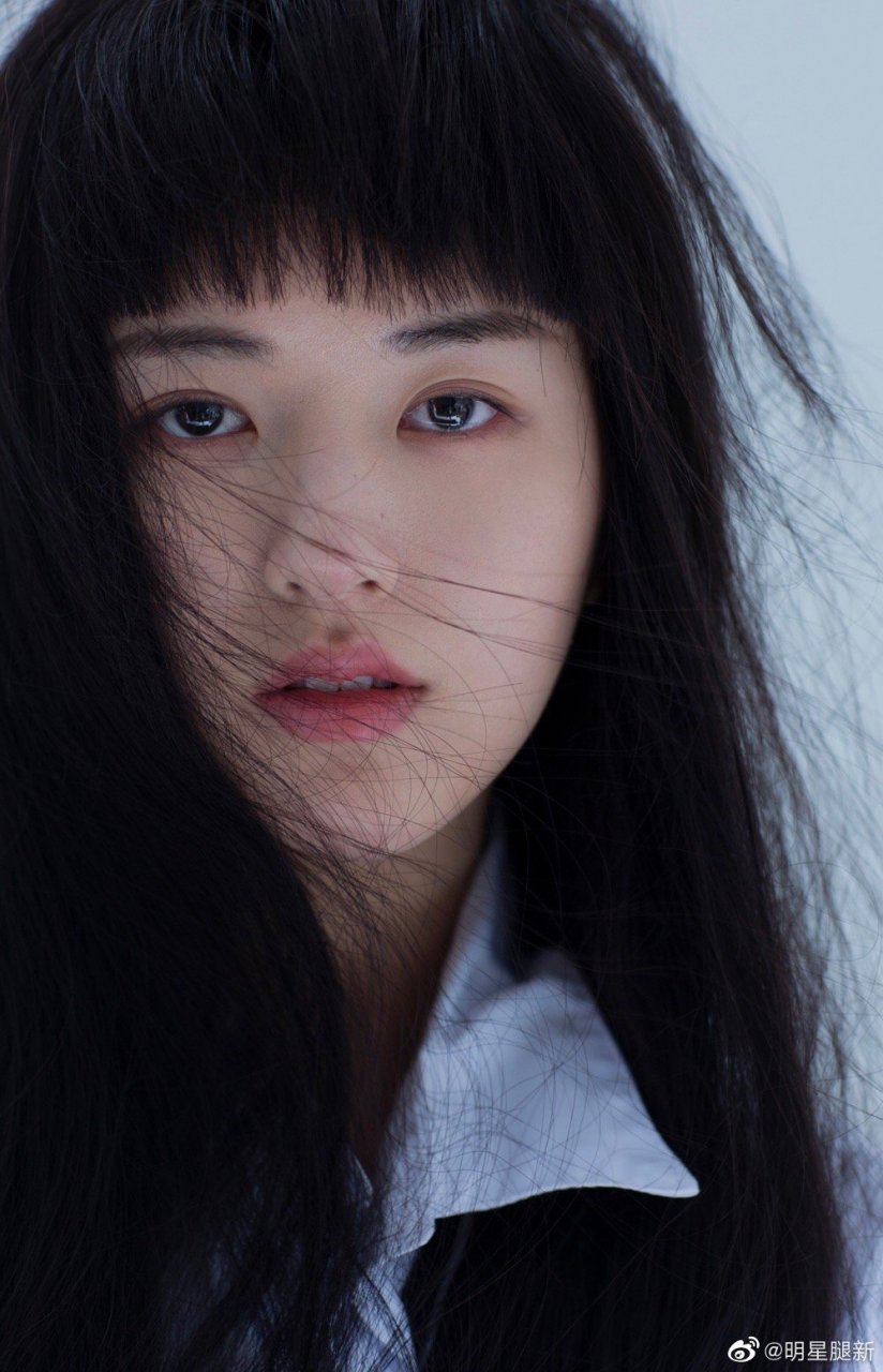 清秀的美女赵露思穿学生服棉筒袜拍写真