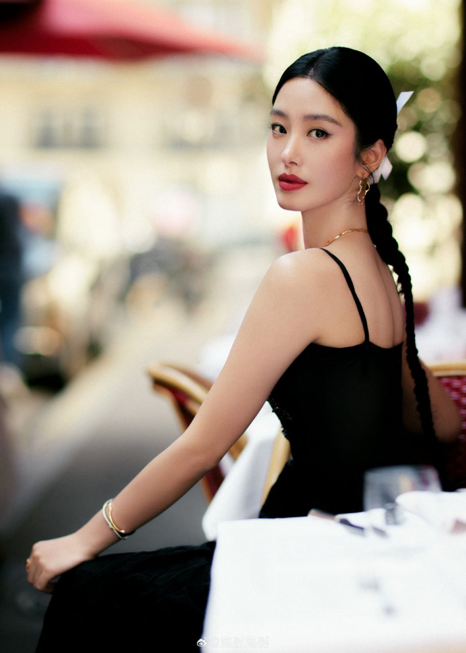 杨采钰的时尚穿搭尽显优雅气质.