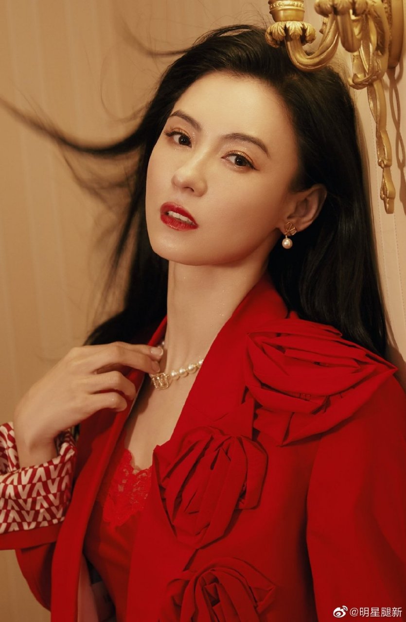 美艳动人张柏芝一袭红妆美长腿穿珍珠高跟亮