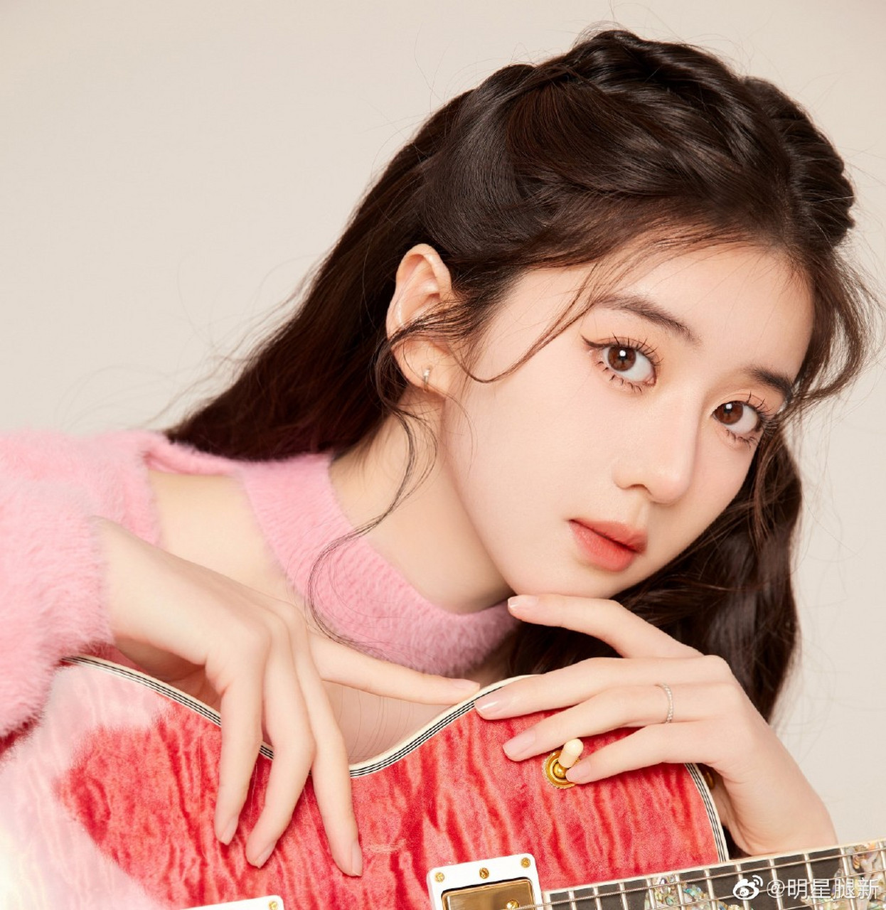 粉色邻家小姐姐李凯馨百褶裙美细腿出镜