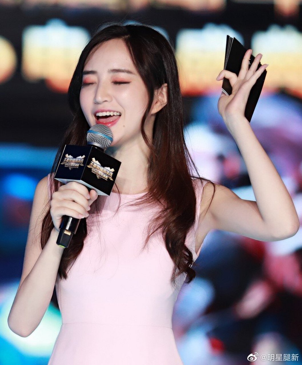 郭珺穿小粉裙美玉腿主持王者荣耀周年