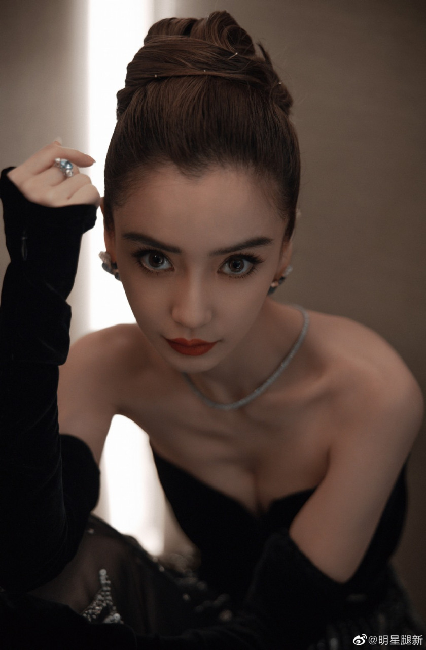 杨颖angelababy身穿抹胸礼服小露事业线,长腿在半透明裙摆里肉隐肉