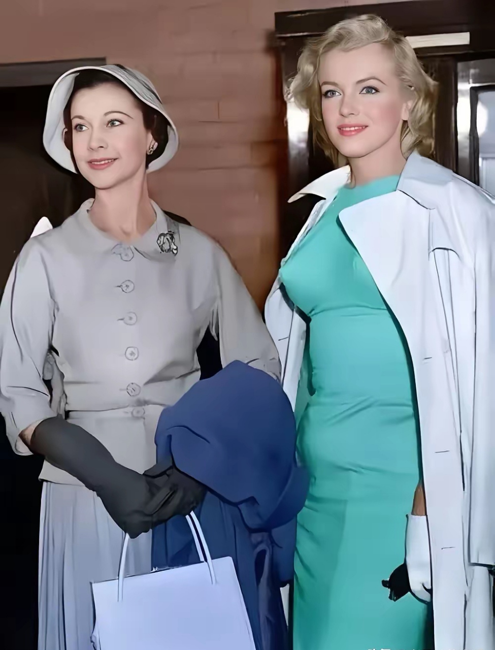 好莱坞女星费雯丽和玛丽莲.梦露合影,都很美,又各有各的美.