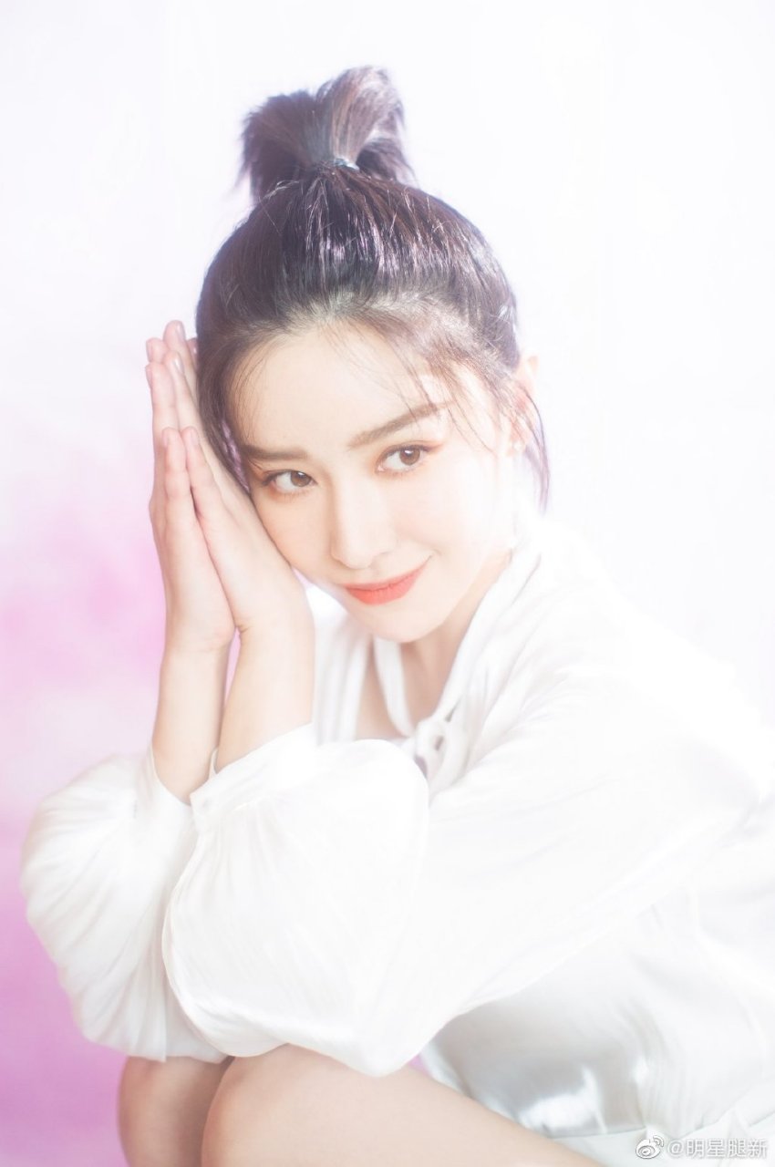 阚清子温柔魅力展示大长腿