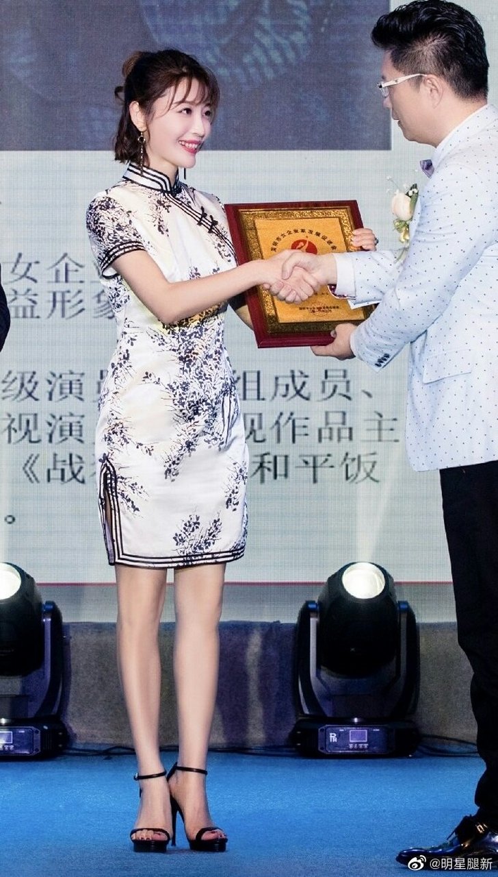 高晓菲身着一条旗袍短