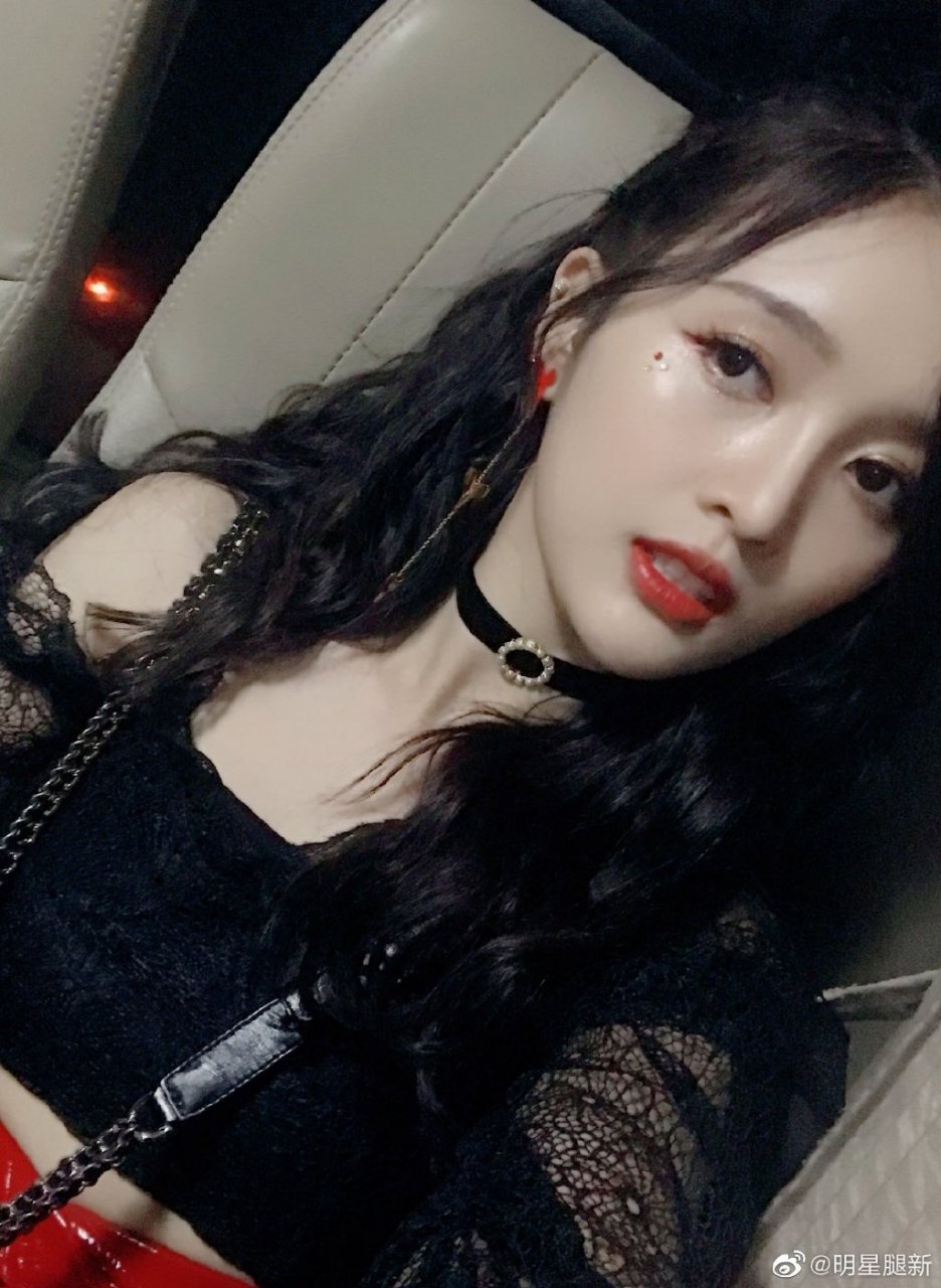 火箭少女吴宣仪红色小皮裙 嘴唇微张露出迷人皓齿