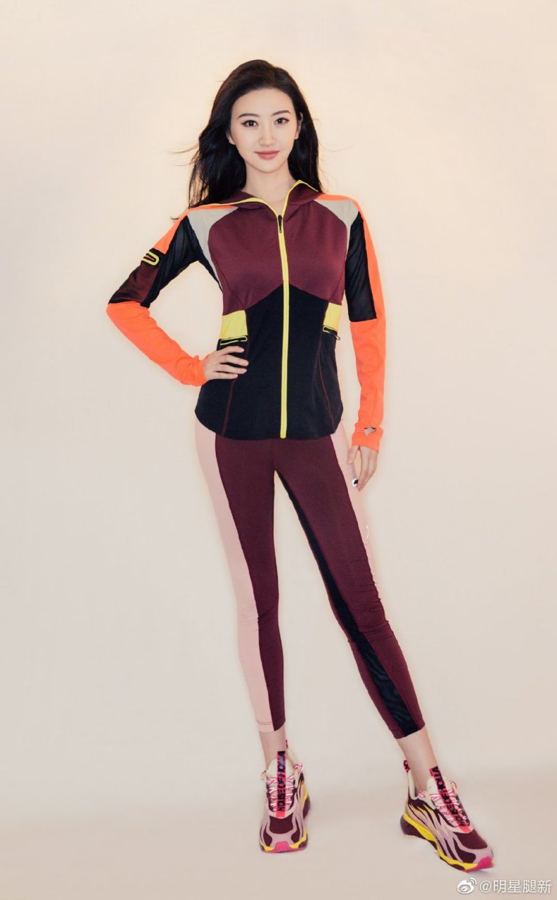 特步代言人景甜漂亮大长腿