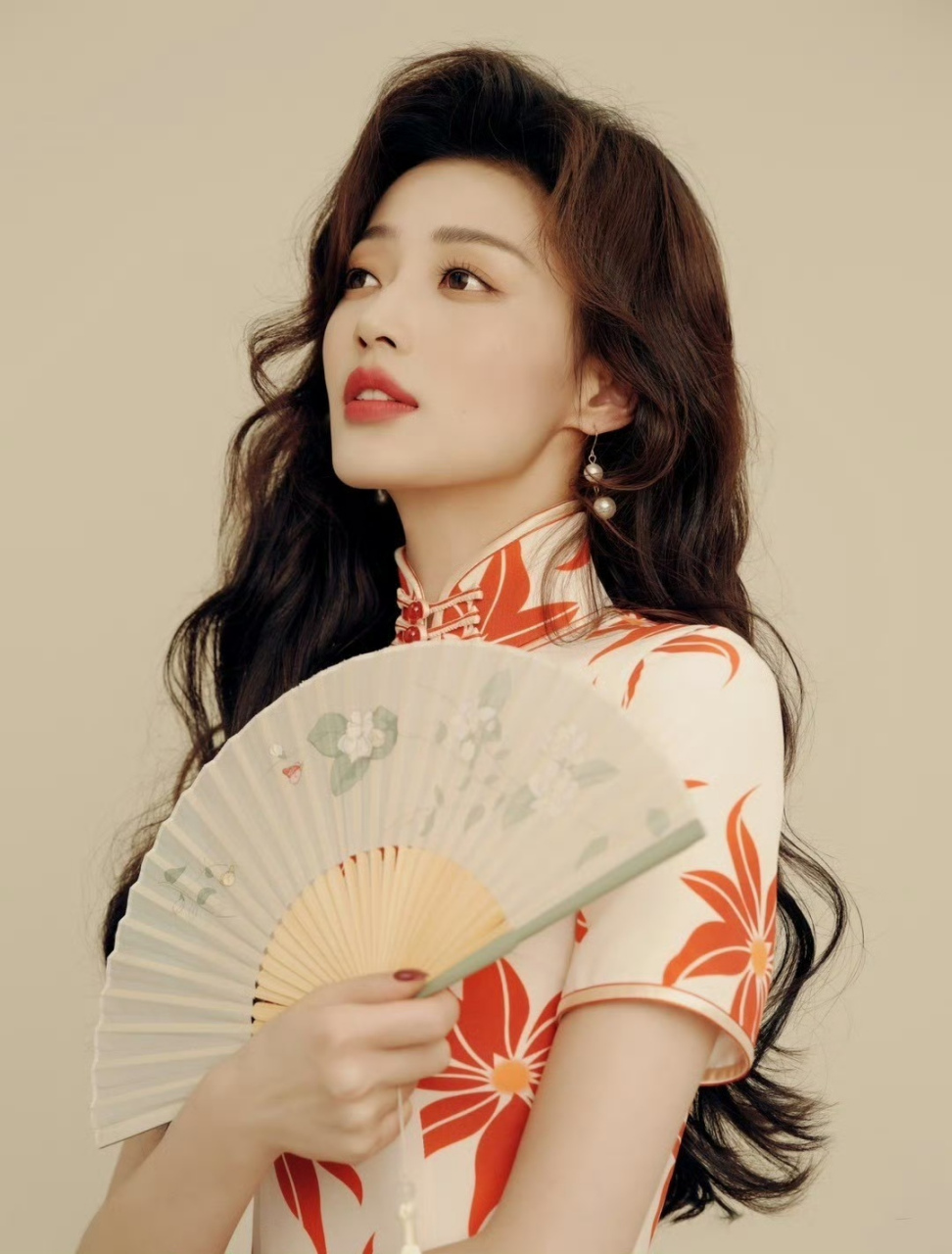 王秀竹,折扇搭配旗袍裙,优雅端庄!