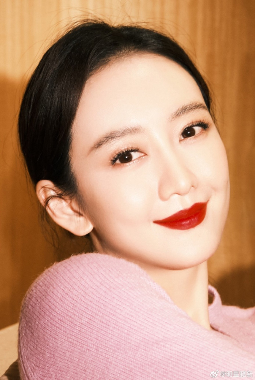 王鸥红唇美脸居家写真