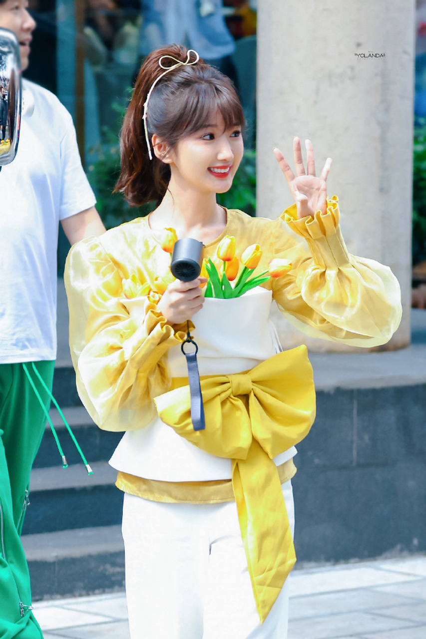 毛晓彤综艺新造型亮相