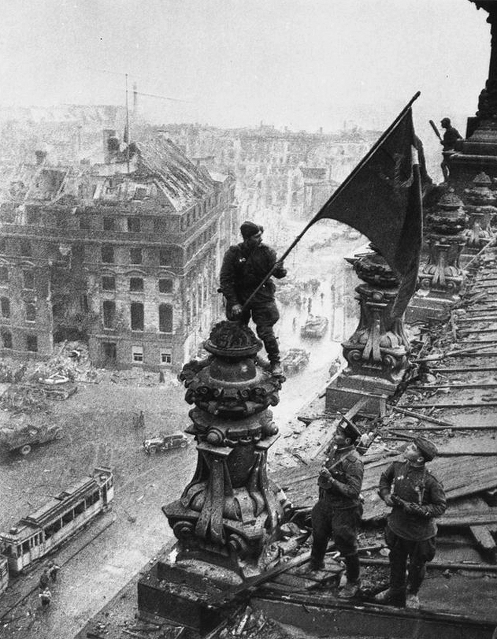 1945年,苏联红军将红旗插上了德国国会大厦的顶楼,这一幕基本宣告了