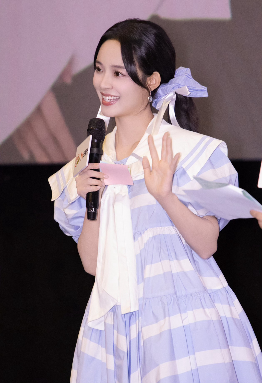 李莎旻子,蓝白条纹短袖连衣裙搭配黑色小皮鞋,清新脱俗,超可爱!