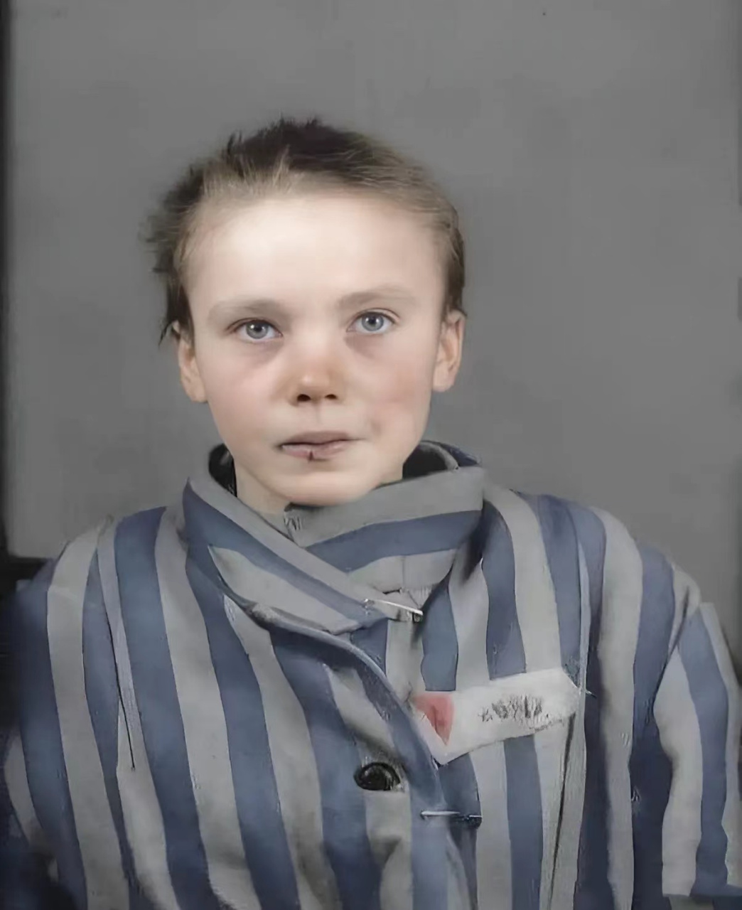 1943年,奥斯维辛集中营,年轻的女孩切斯拉瓦在被纳粹杀害前,留下的