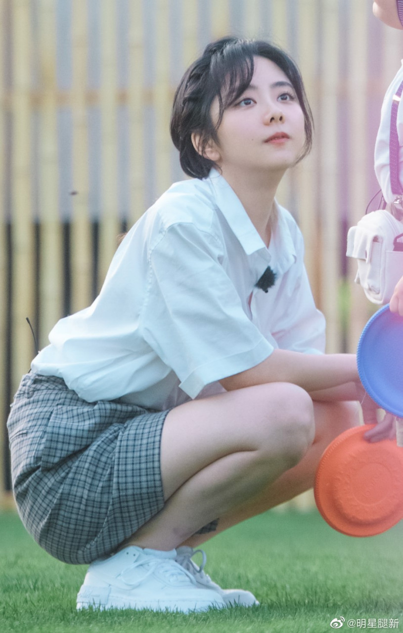 谭松韵草地综艺秀,迷人美腿吸睛无