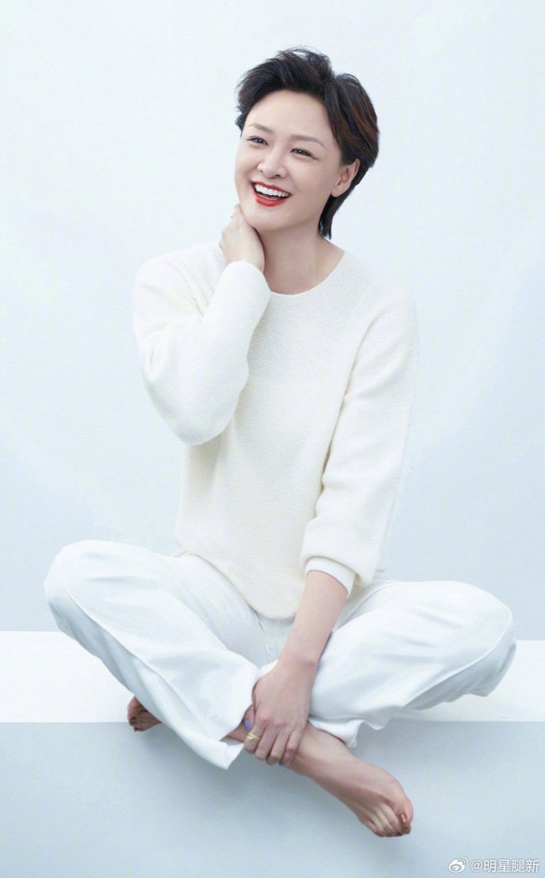 短发女主持李小萌为《时尚芭莎》拍摄写真秀高跟