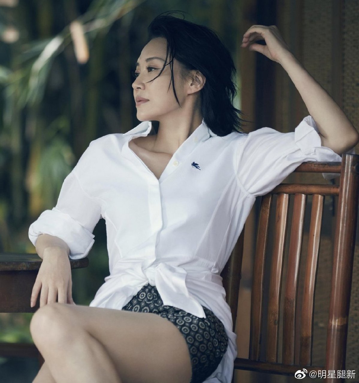 许晴登上《男人装》中国风旗袍不穿鞋秀美