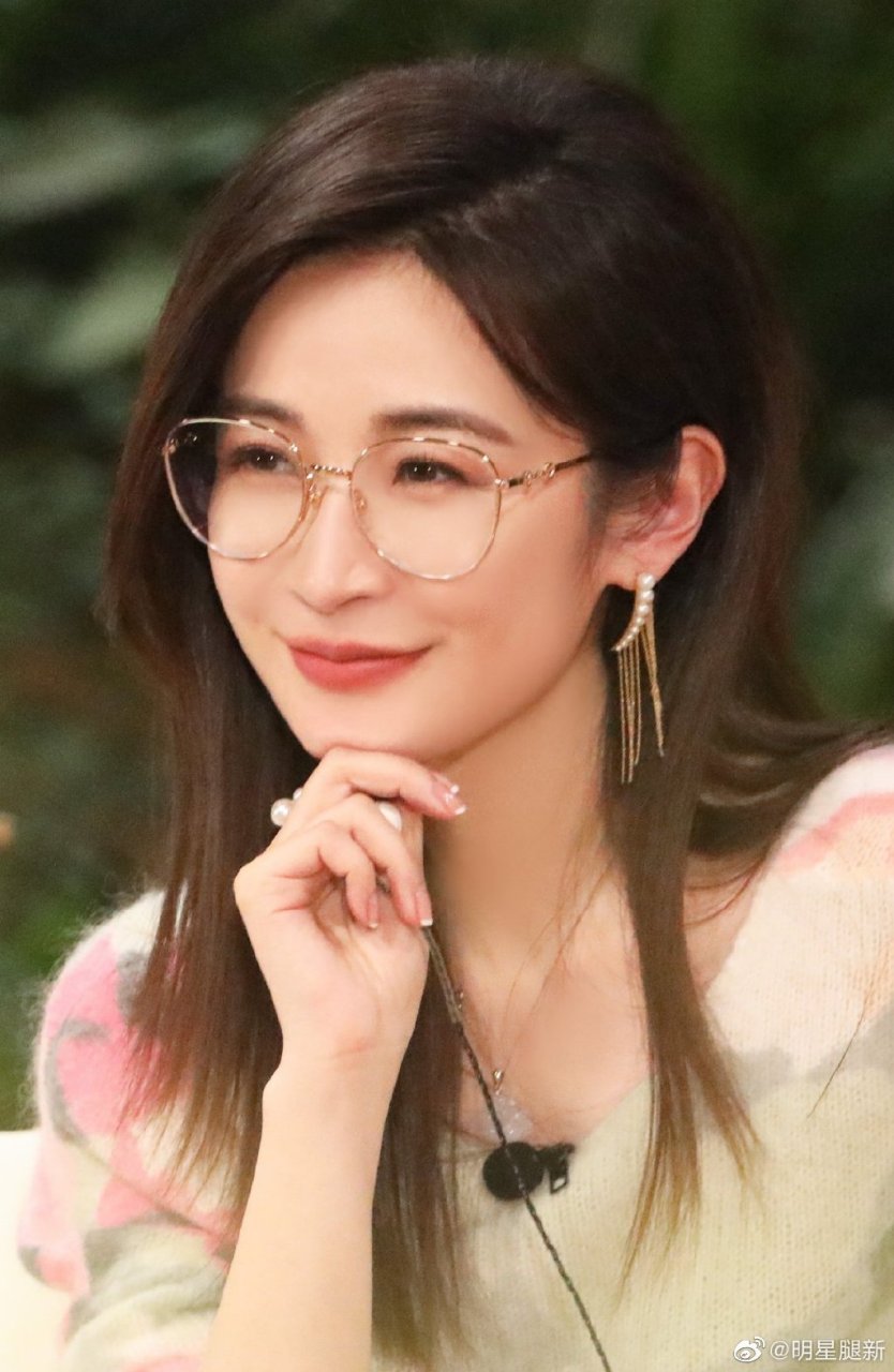 汪聪穿七分裤主持综艺节目翘二郎腿这脚丫超好看了