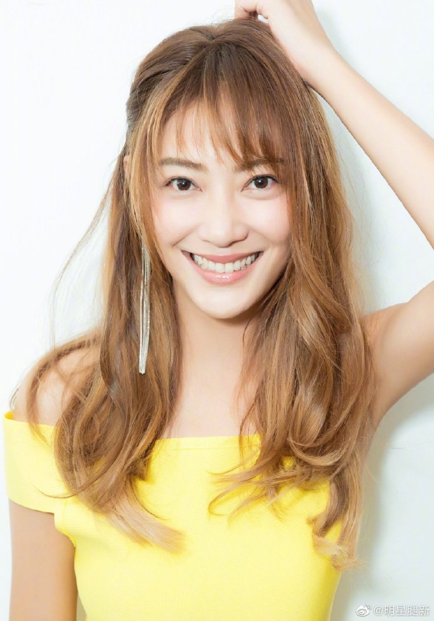 美女应采儿美腿修长