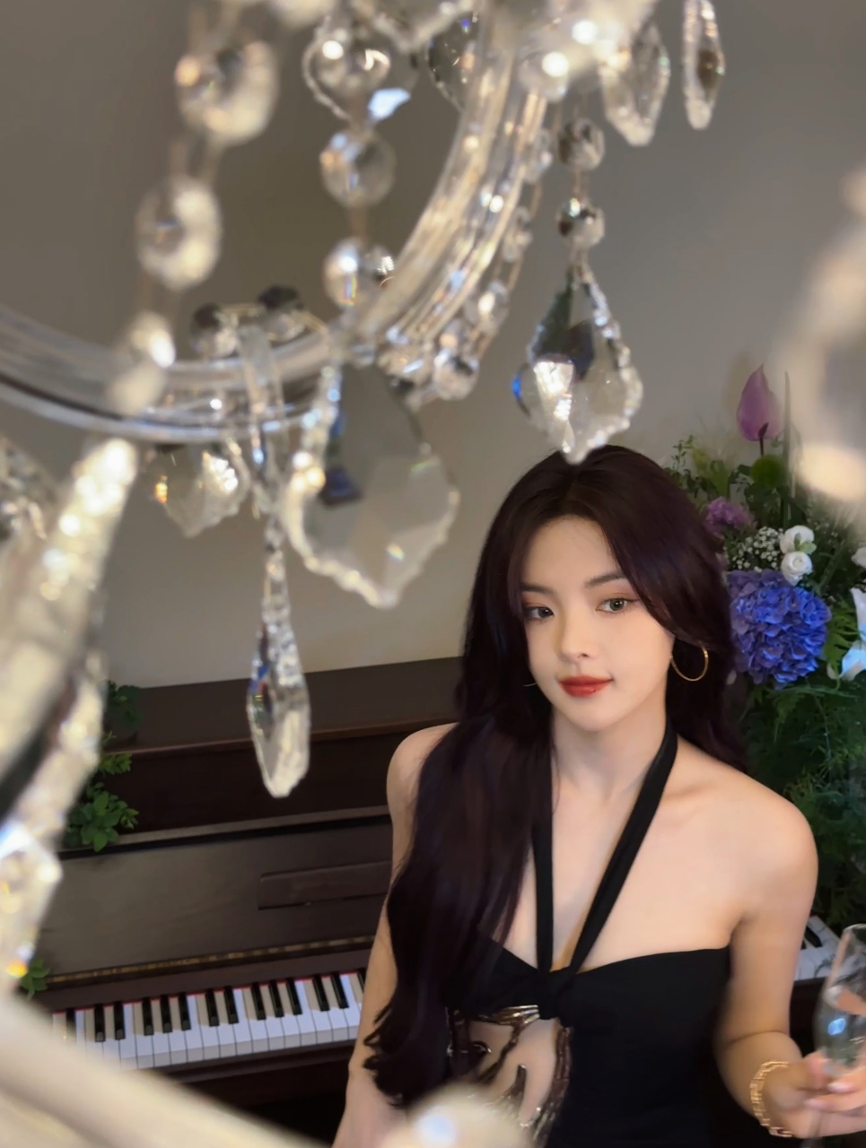 杨超越,黑色挂脖吊带裙,镂空设计,性感十足!