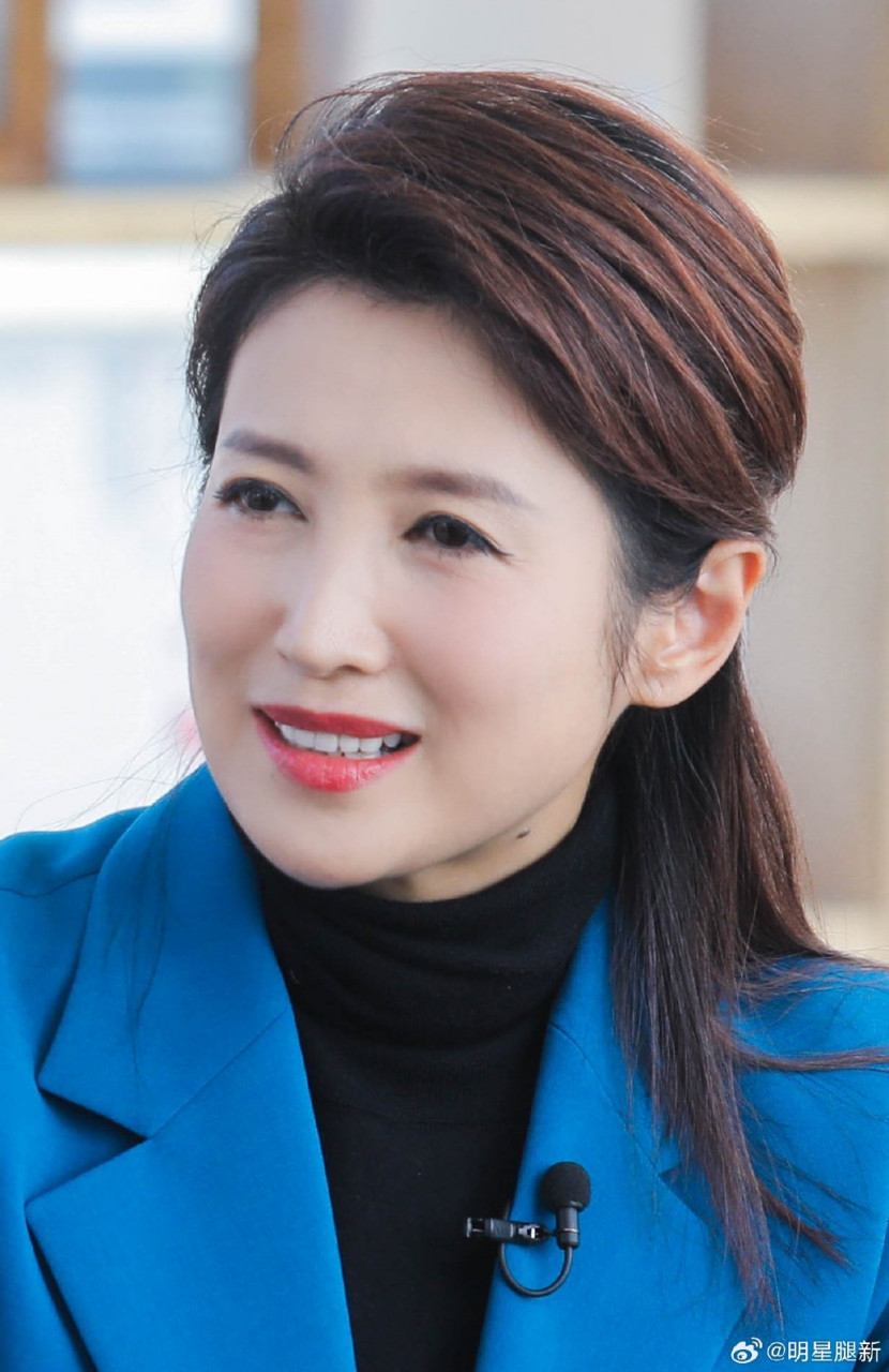 气质优雅大气的btv女主持春妮裤里穿