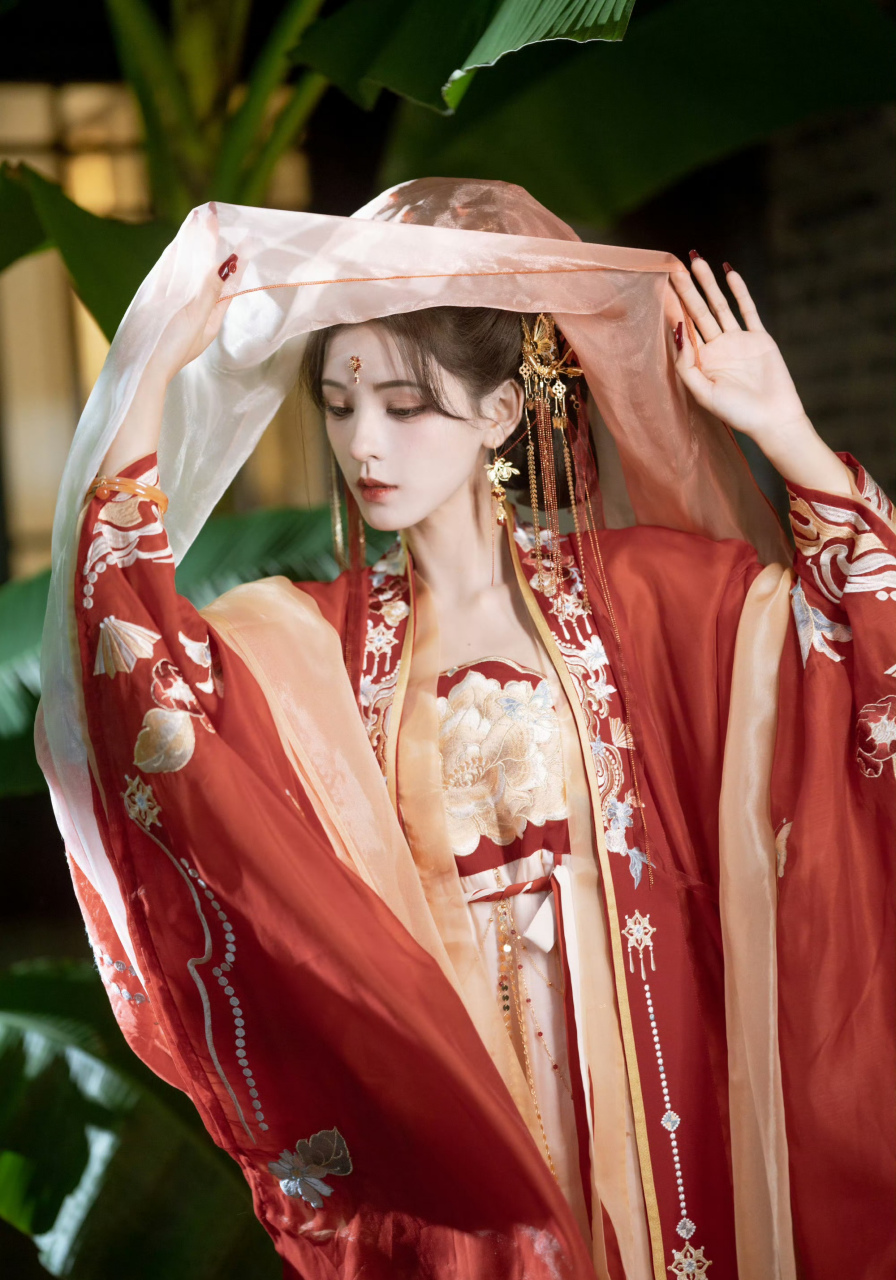 张予曦,红色古装裙,高贵端庄!