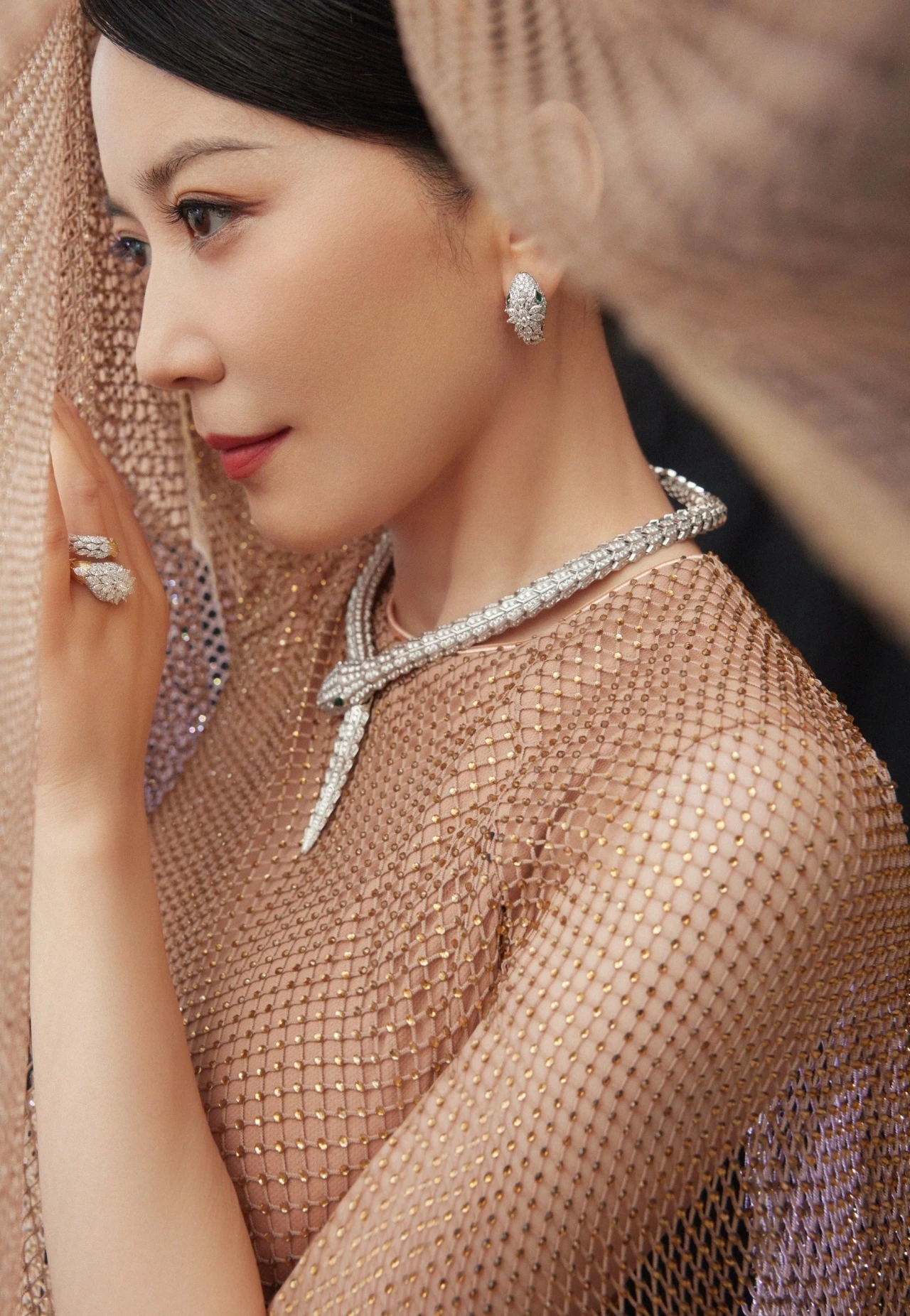 53岁俞飞鸿成都亮相,一袭亮钻金丝渔网裙,敢穿敢秀