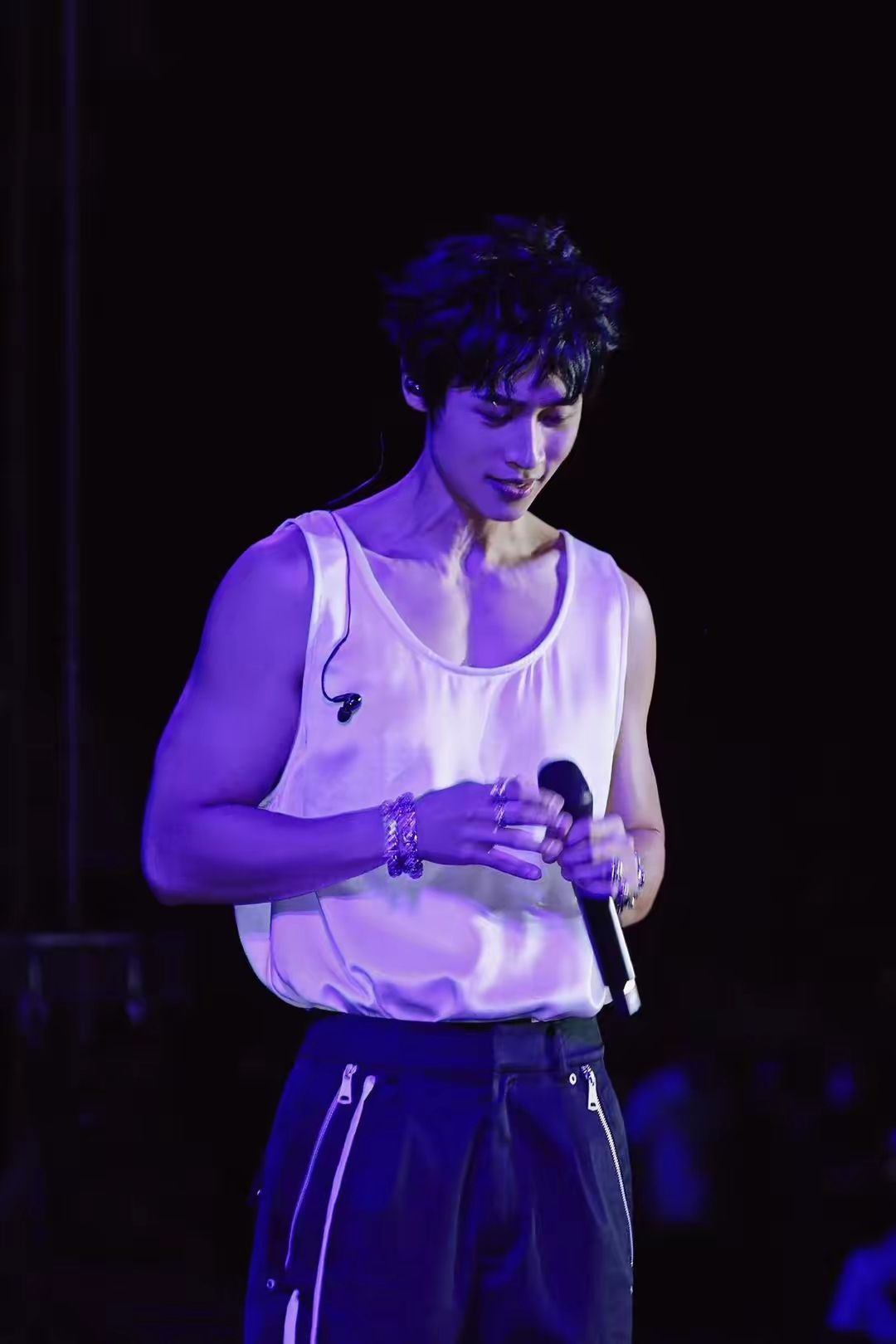 那个曾经让我们熬夜投票,激情尖叫的07年快男魏晨,竟然悄咪咪地出现