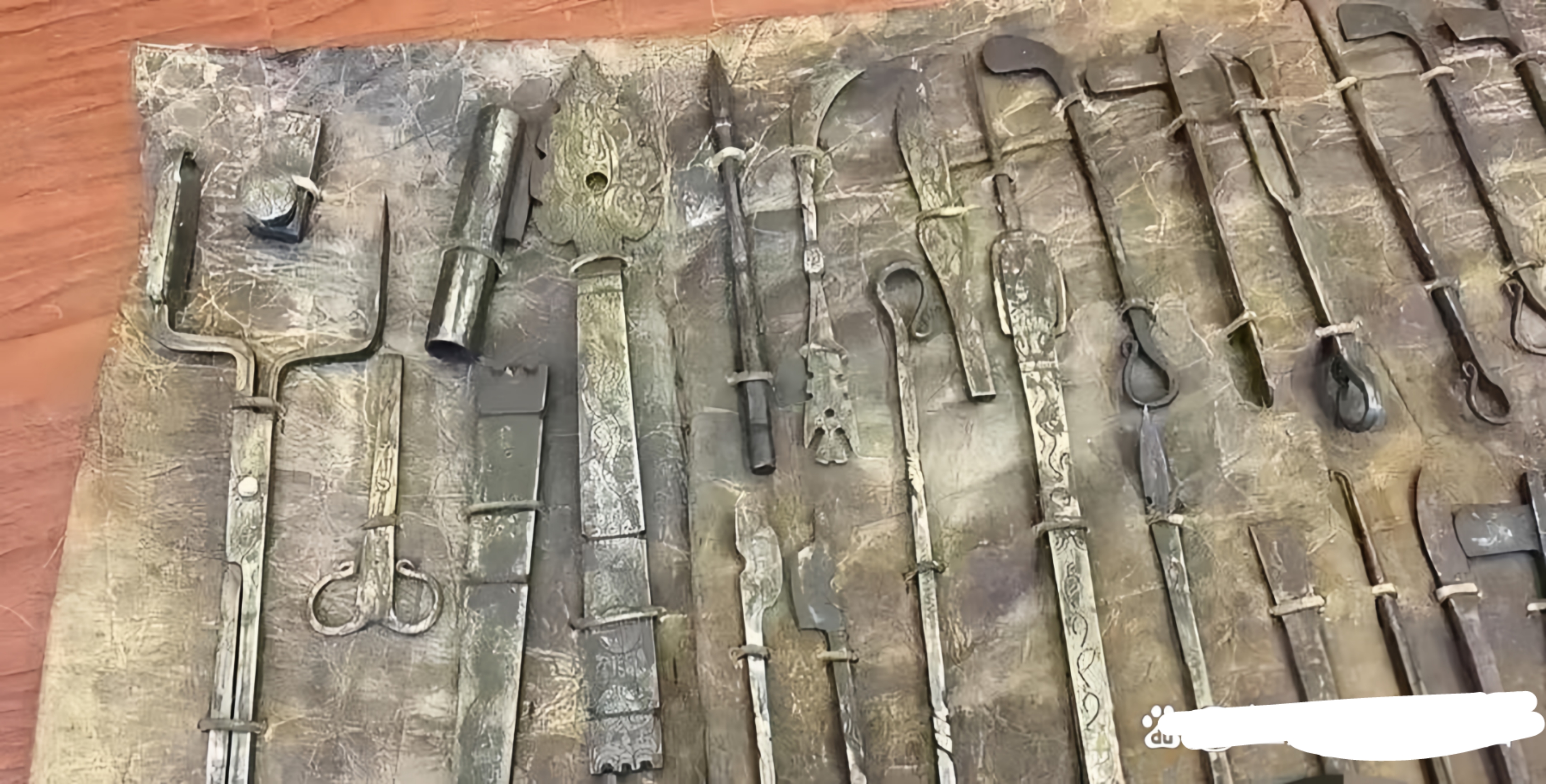 今天女朋友邀约去她家吃饭,无意间去她爷爷的房间看