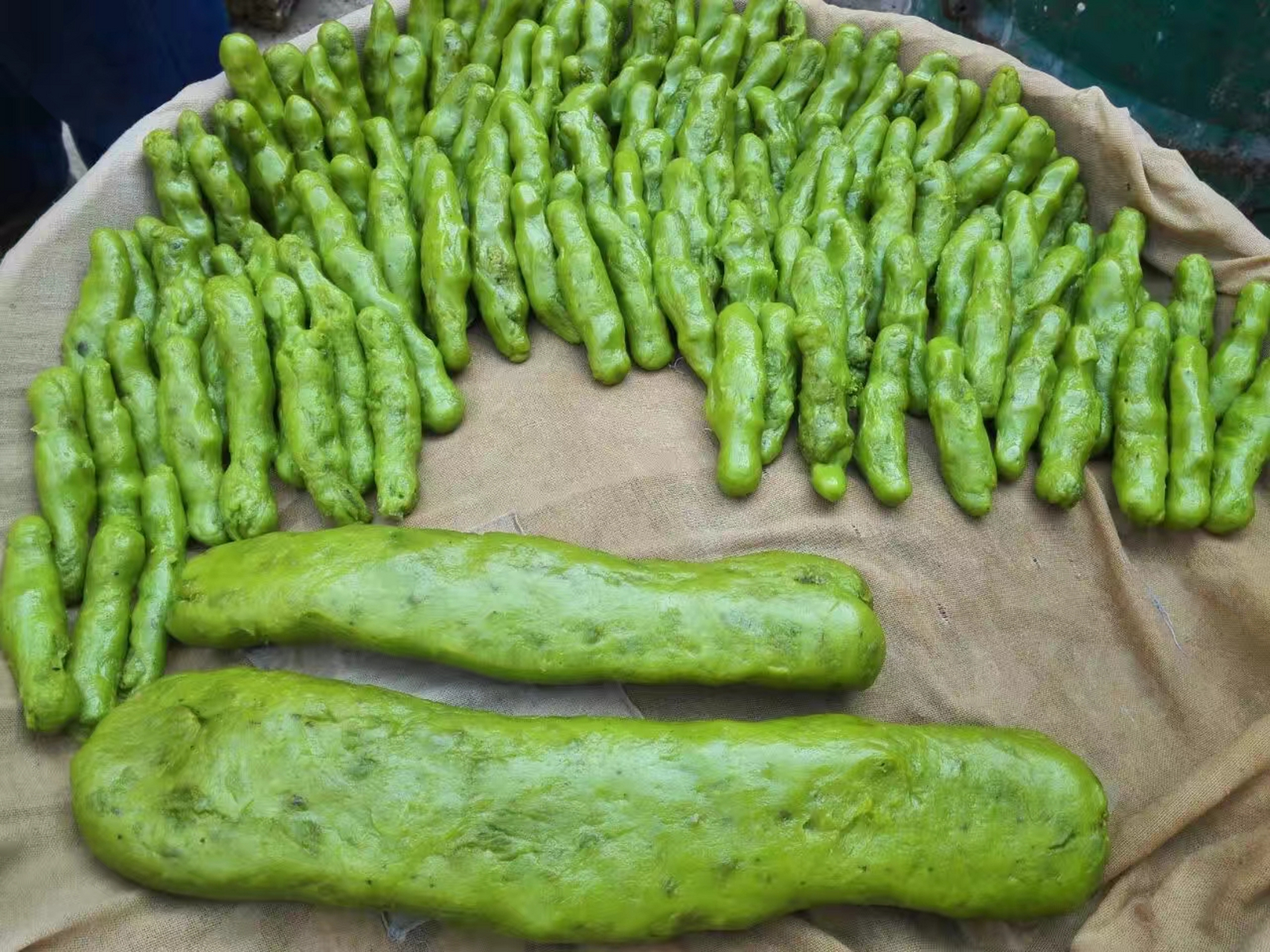 江西定南小吃之三,灰水板,用大米和韭菜榨成汁,放大锅里炒成膏状,要放