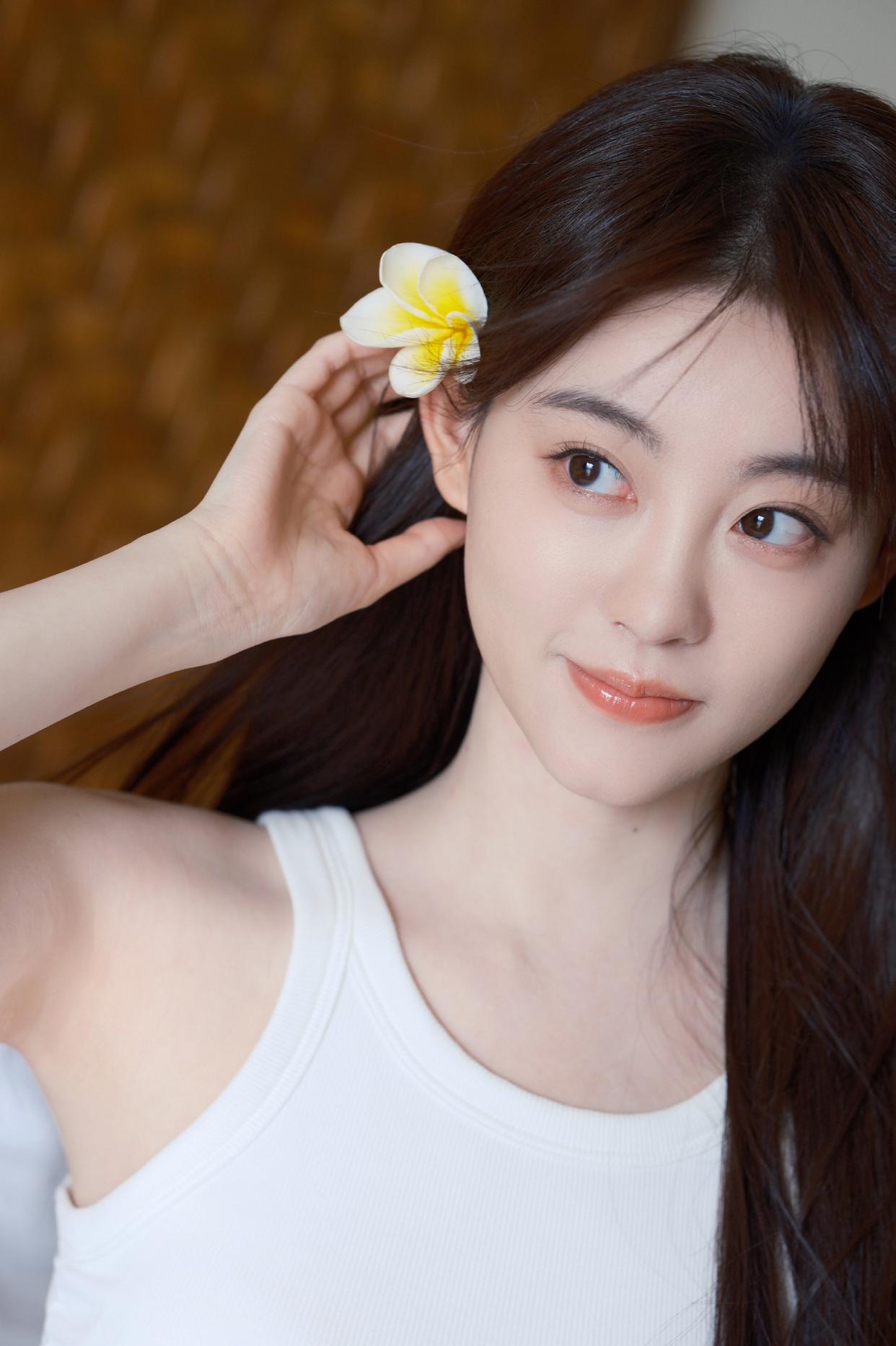 那可是祝绪丹啊,饰演过周芷若的女孩子,演过周芷若的哪有不漂亮的,这