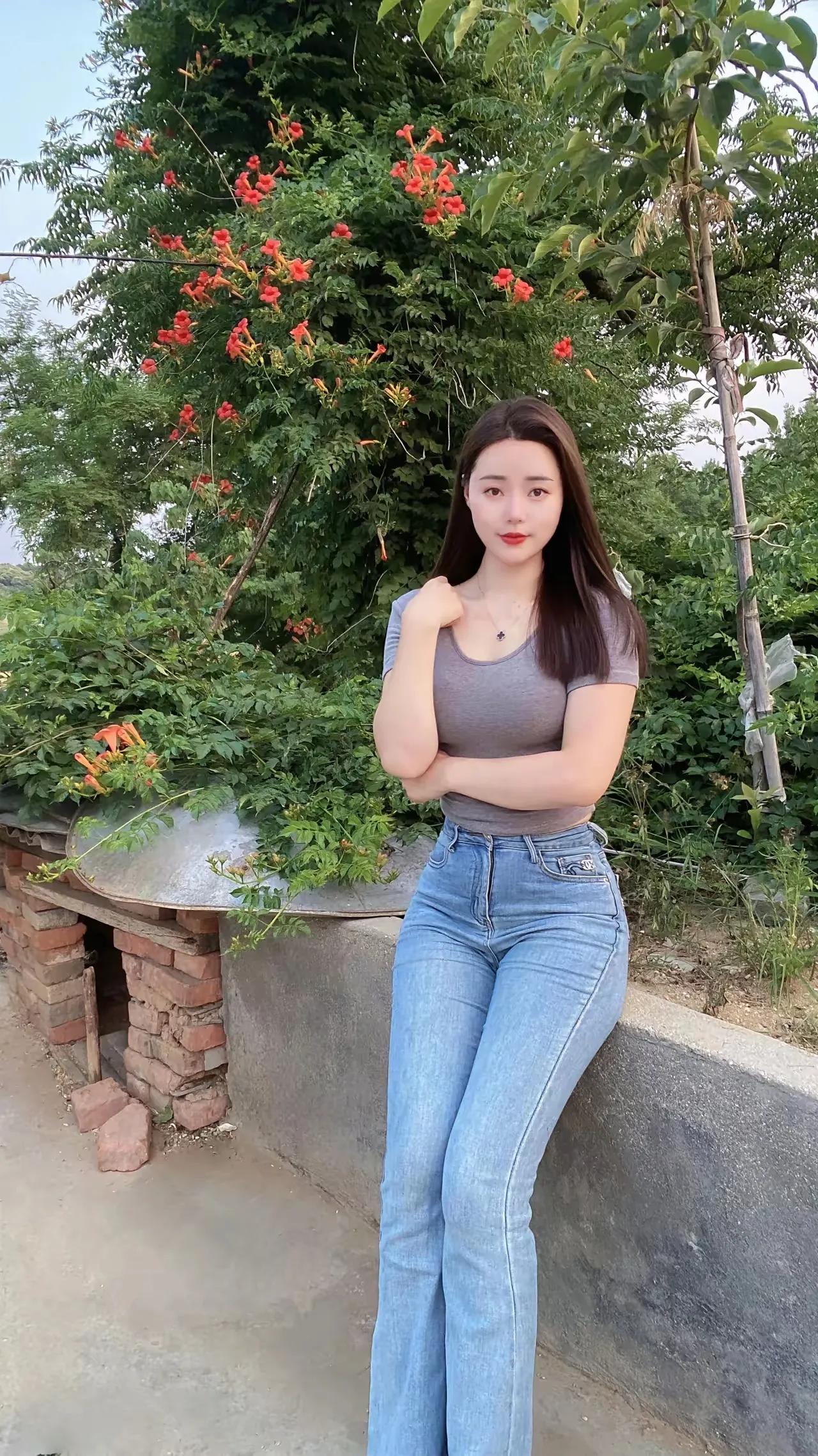 小姐姐身姿曼妙,那纤细的腰身盈盈一握,婀娜多姿,曲线更是玲珑有致