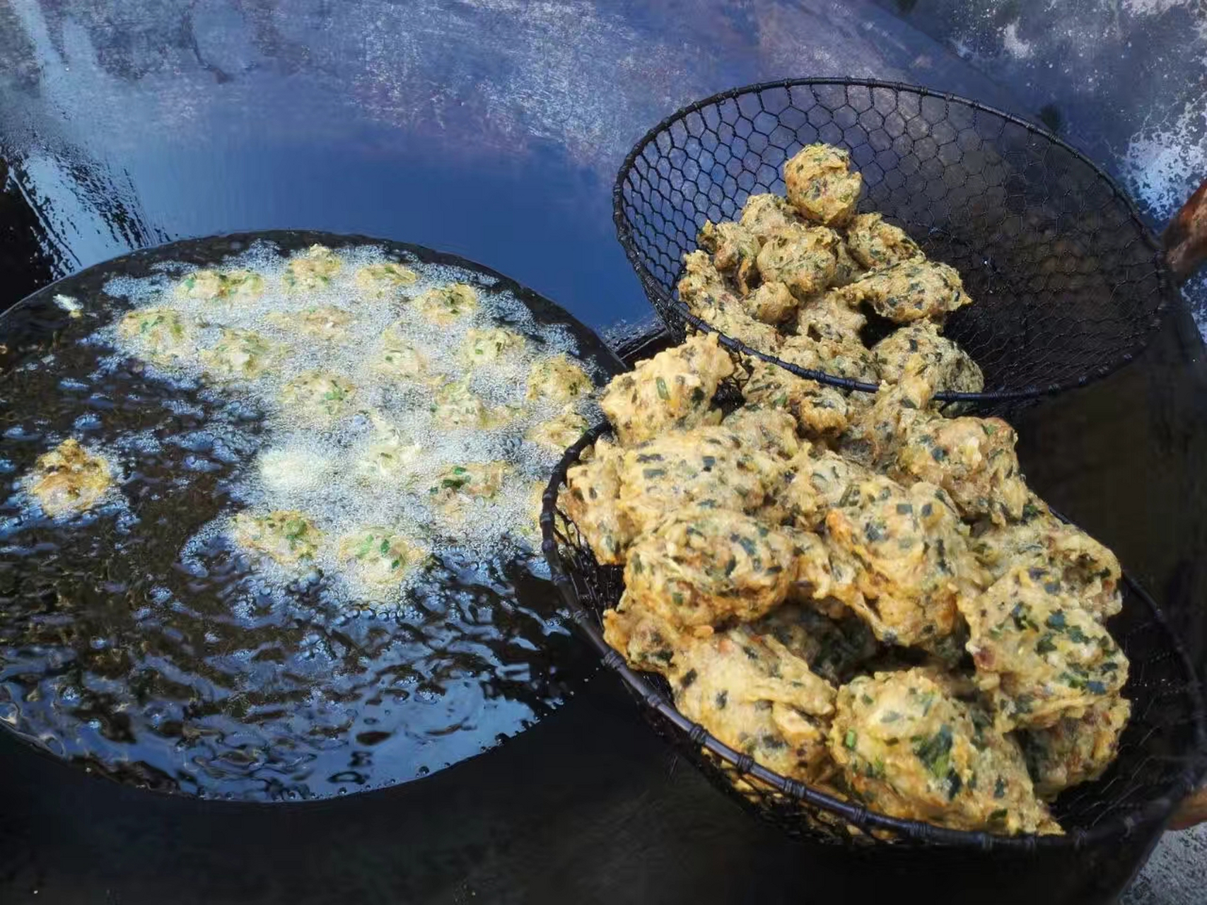 江西定南小吃之二,薯油果,用一种薯和韭菜做的.
