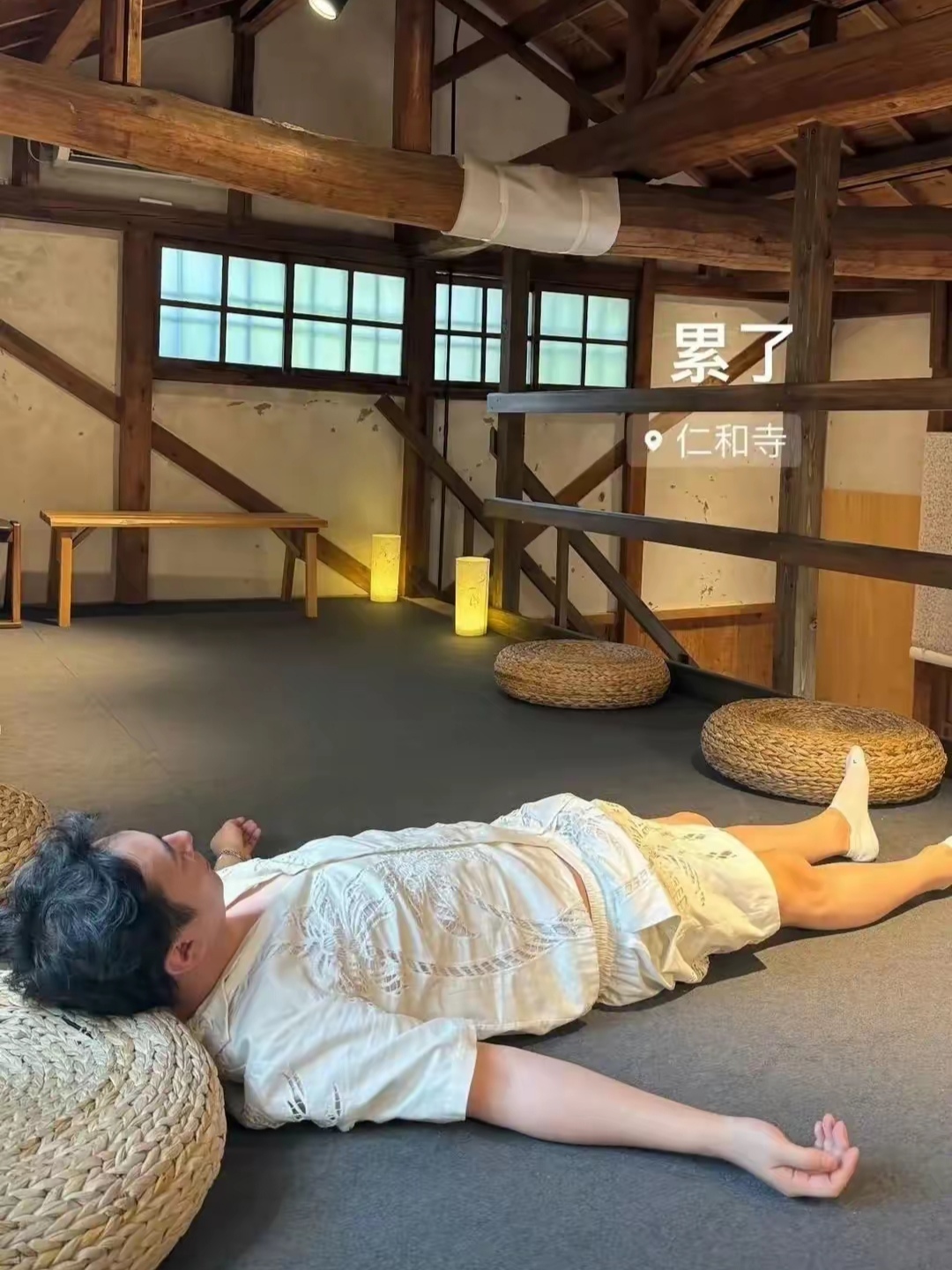 七夕前夕,王思聪晒出自己在日本寺庙打坐,躺平冥想的照片,并配文"累了