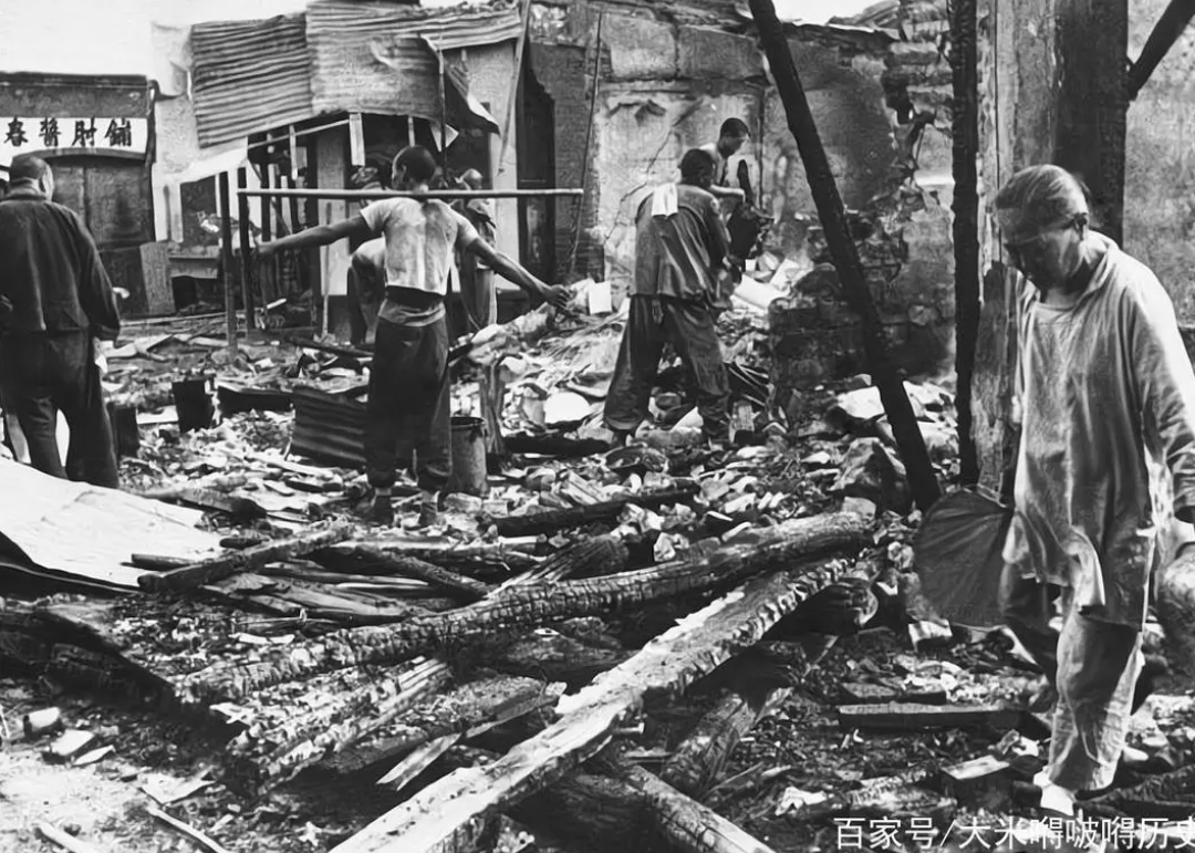 1941年1月,日伪军包围潘家峪村,屠杀了1230位村民,制造了"潘家峪惨案"