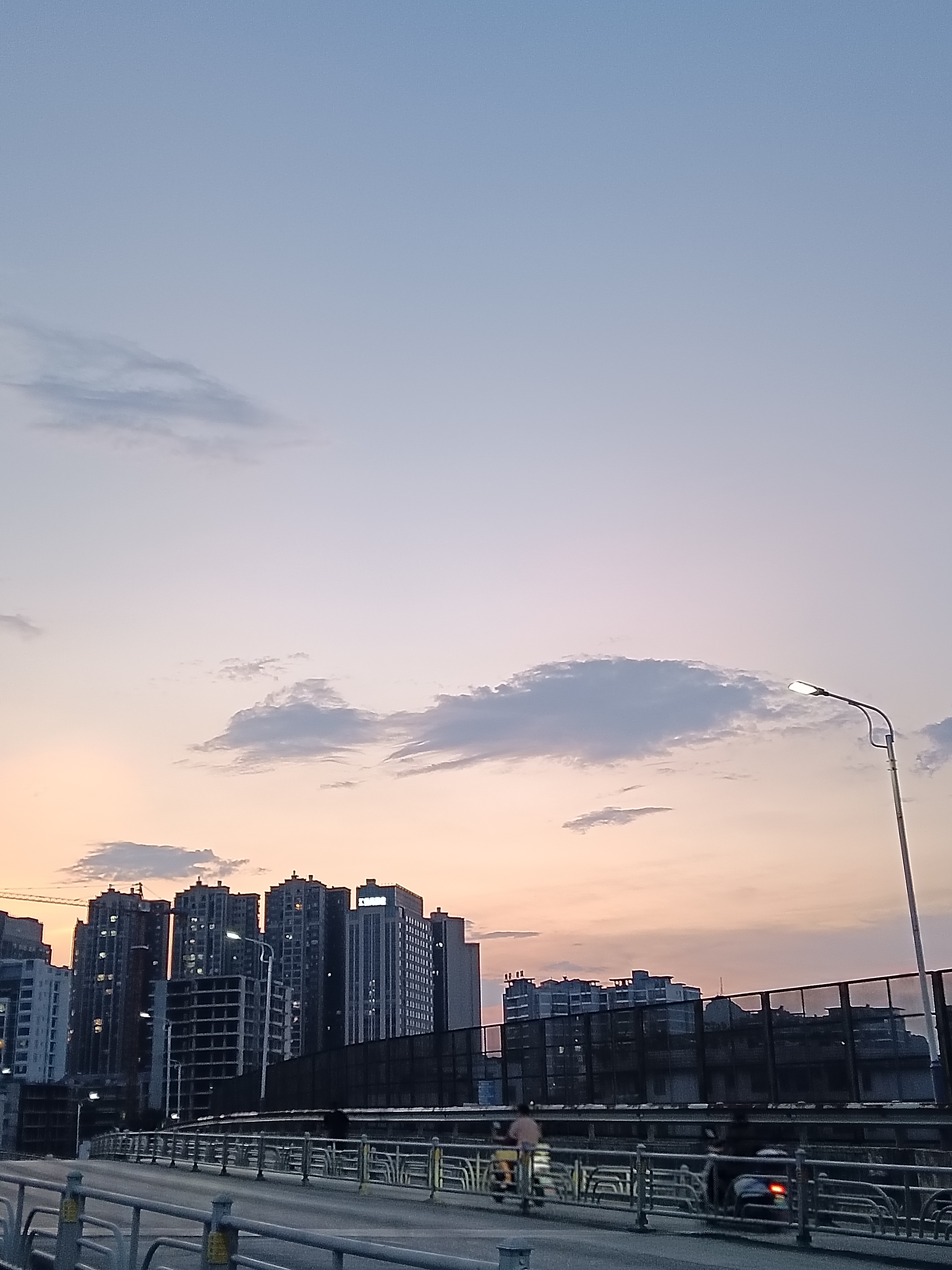 真正的强者往往选择沉默,他们不需要观众的掌声来鼓舞自己,因为内心的