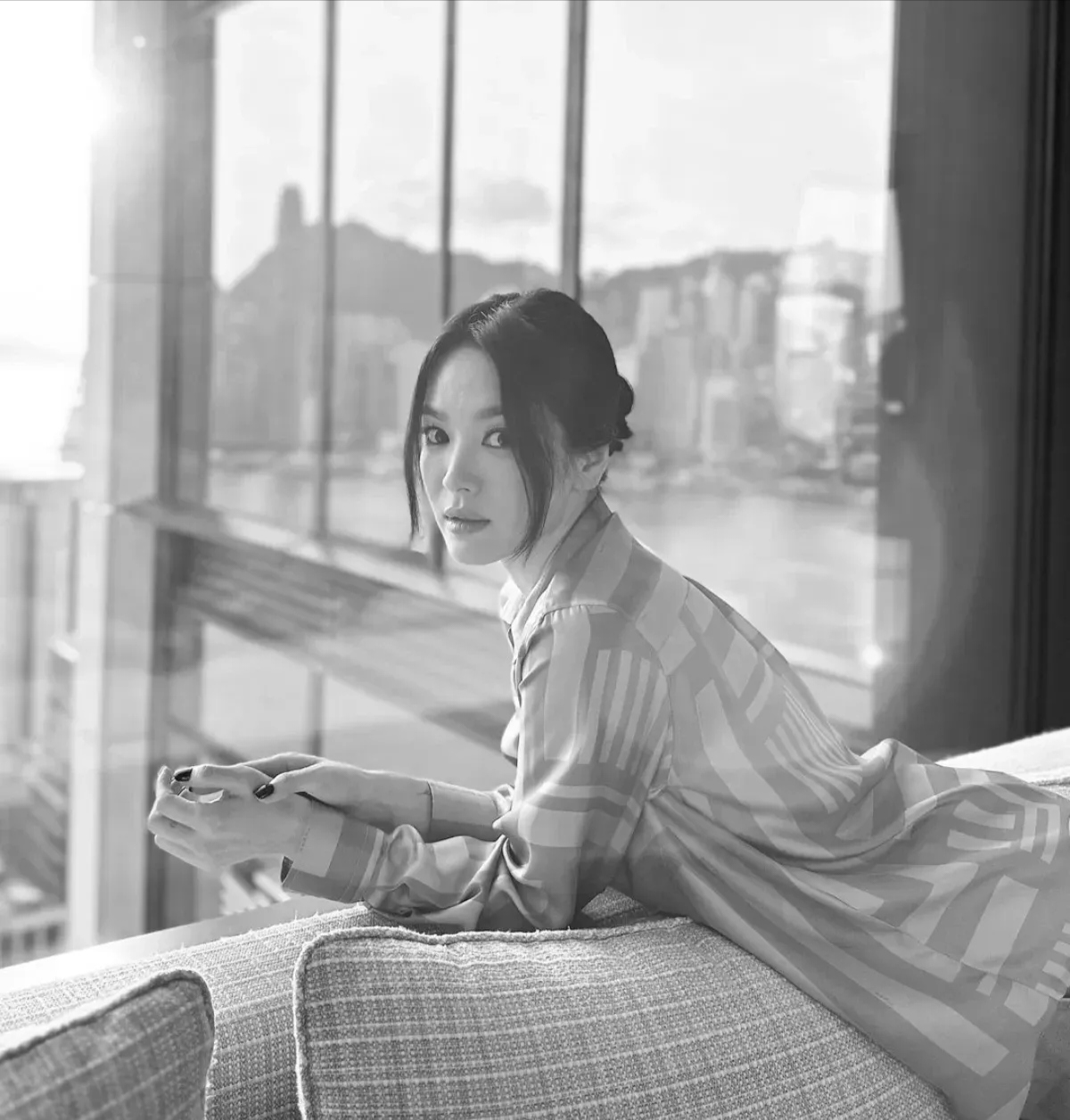 演员宋慧乔在自己的 instagram 上上传了多张引人注目的照片.