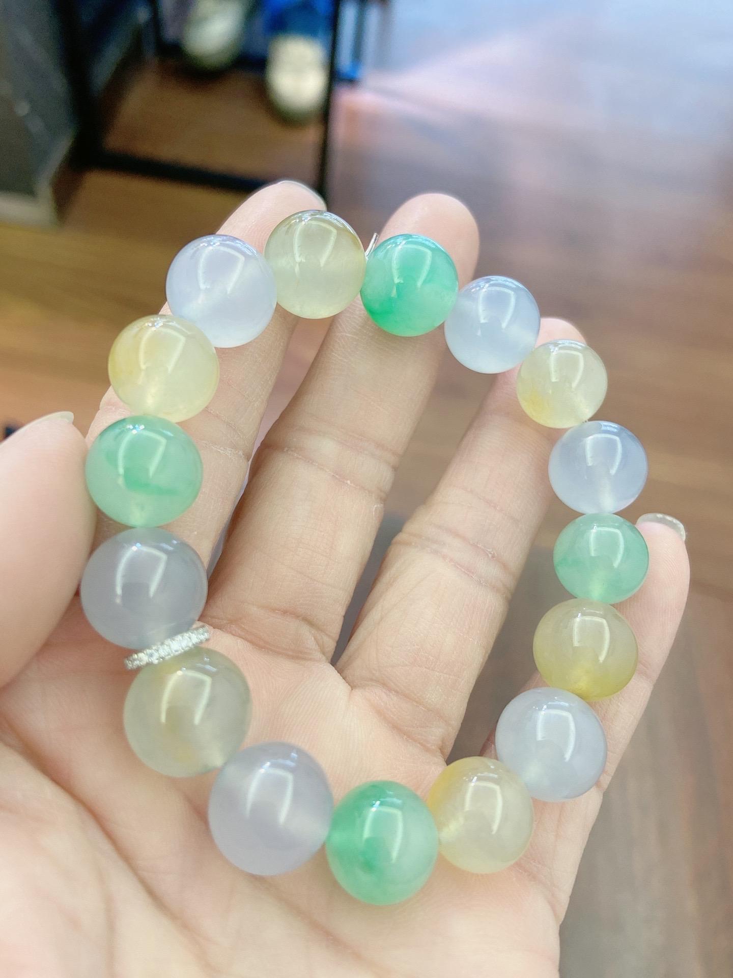 这几串翡翠珠手链,以其璀璨夺目的光芒,成为了珠宝世界中的璀璨明珠